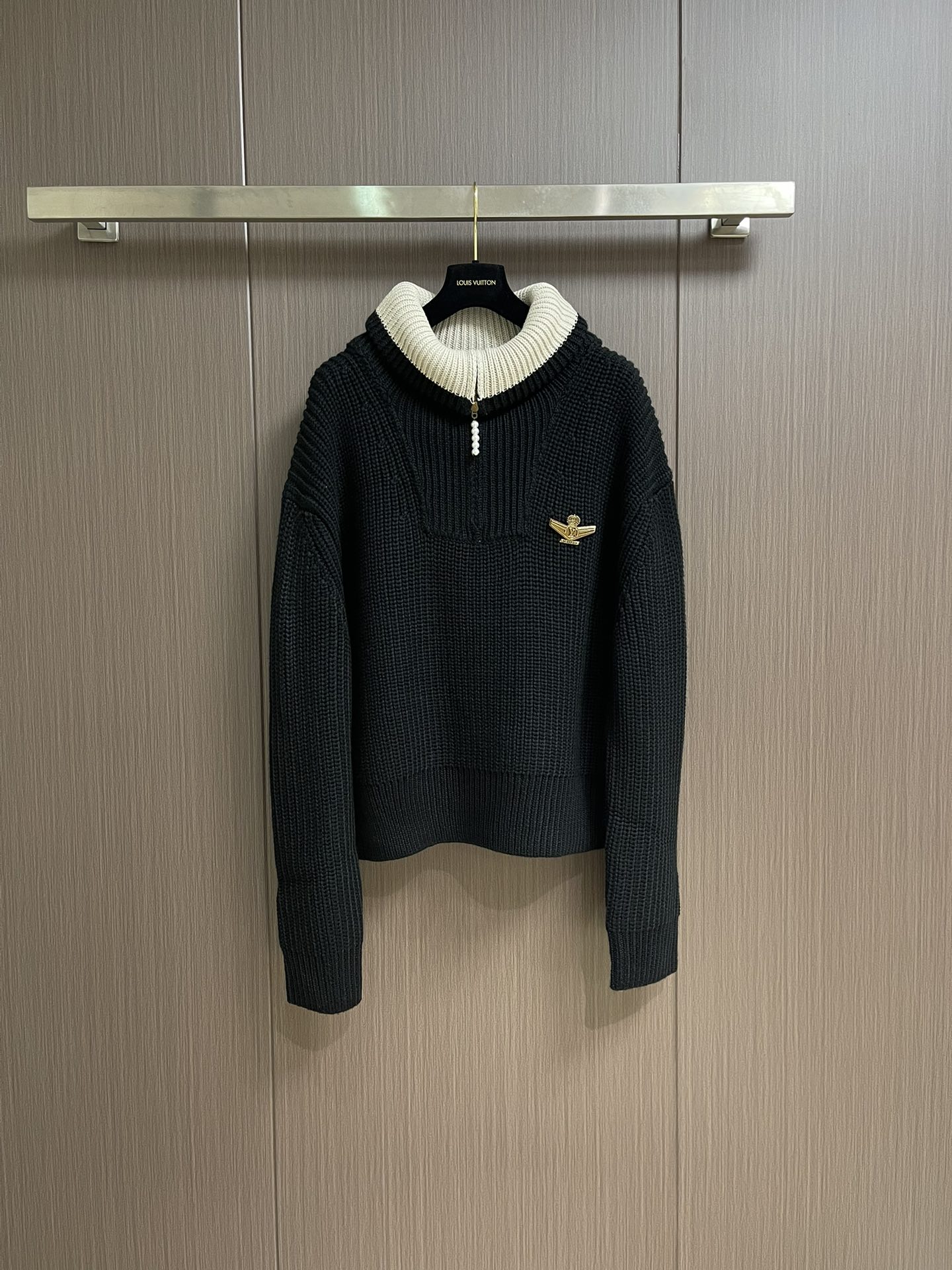 NO:475913,LV 2025ss letter badge wool pilot semi-zipper sweater, cotton-sensory x wool gold ratio, restore original texture, imported Australian wool blended special line ordering and dyeing, color fastness path washing process polishing. Size S-XL,,louis vuitton,sweaters, gold,alexander wang19860909LV 2025ss字母徽章羊毛飞行员半拉链毛衣,棉感x羊毛黄金配比 还原原版肌理,进口澳毛混纺专线订染 色牢度道水洗工艺打磨.尺码S-XL,,louis vuitton,sweaters,gold,alexander wang,Men's clothing