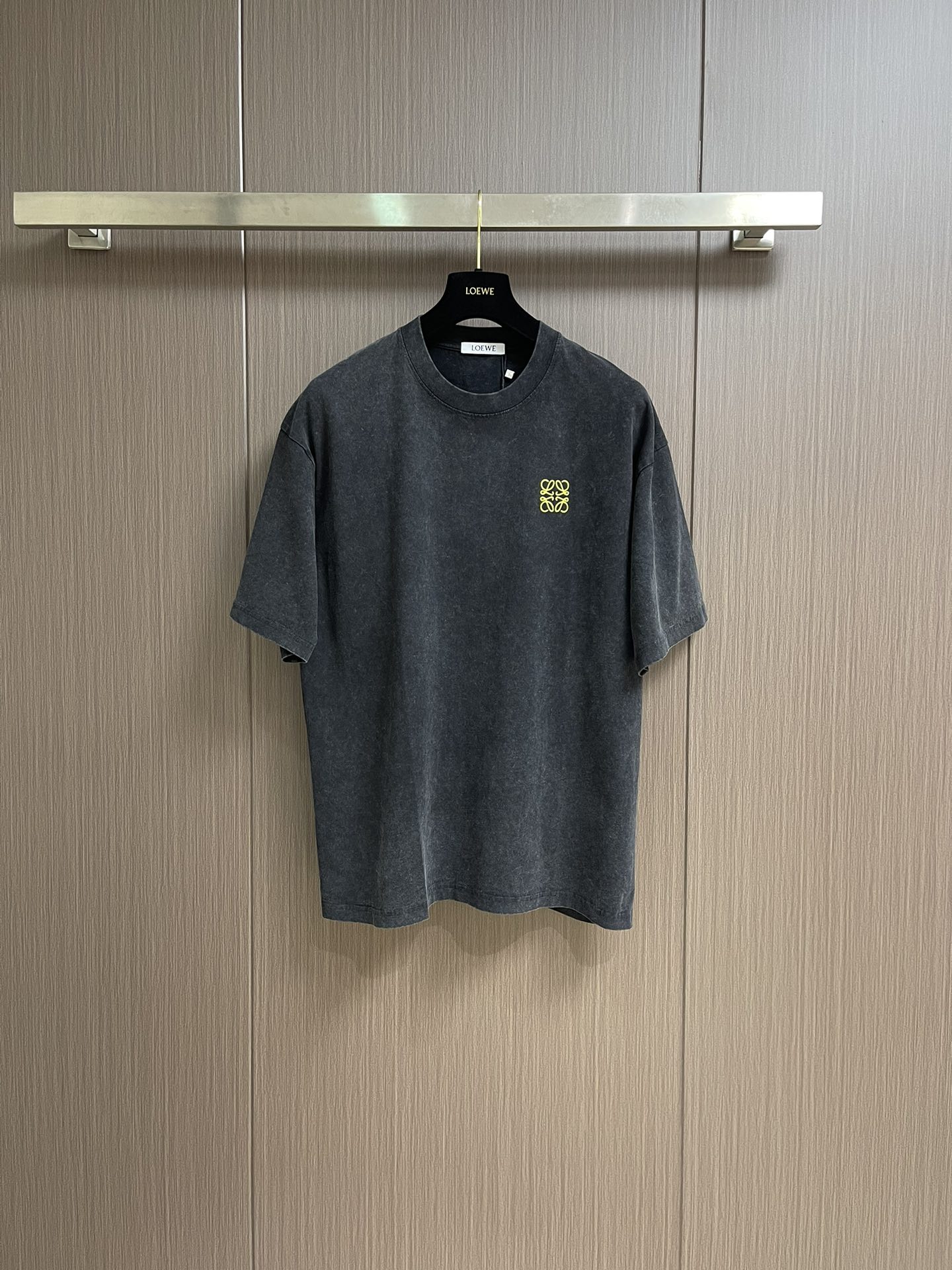 NO:475918,LOEWE Yellow Classic Tag Back Tulip Floral Batik T-shirt, this short-sleeved sleeve uses a unique black wax dyeing process, the fabric is specially treated to present a natural and old texture, which seems to carry the story of the years, retro and unique. Pure cotton material (clearly marked with washing marks), soft and skin-friendly, and has good breathability, bringing a comfortable experience for daily wear, and can remain refreshing even in the hot summer. The classic LW yellow embroidery logo on the chest is exquisite and delicate, which is a low-key display of the brand identity. The bright colors are set against the black background, which is very recognizable. The tulip flower print on the back injects romantic vitality into the simple body, and daily wear is easy and brilliant, with both comfort and style. It is an eye-catching item to create a trendy look~ Size XS-L,,loewe,T-shirt,tees,t-shirt,alexander wang19860909LOEWE 黄色经典标后背郁金香花卉蜡染T恤,这件短袖采用独特黑色腊染工艺,面料经特殊处理,呈现出自然做旧纹理,似承载岁月故事,复古又别致.纯棉材质（洗标清晰标注）,触感柔软亲肤,透气性佳,为日常穿着带来舒适体验,即便炎炎夏日,也能保持清爽.胸前经典LW 黄色刺绣标识,精致细腻,是品牌身份的低调彰显,亮眼色彩在黑色底色衬托下,极具辨识度,后背那朵郁金香花朵印花,为简约衣身注入浪漫活力,日常穿搭轻松出彩,舒适与格调兼具,是打造潮流造型的吸睛单品～ 尺码XS-L,,loewe,T-shirt,tees，t-shirt,alexander wang,Men's clothing