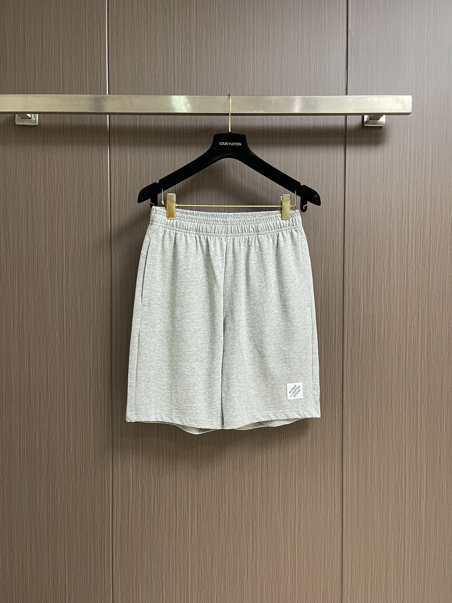 NO:475917,LV 2025ss new graffiti logo logo logo shorts, 100% wool coil fabric is soft and comfortable.  Exquisite 3D three-dimensional graffiti letters, classic letters, graphic logo logos, loose style.  The upper body is unrestrained, comfortable and breathable.  The same style for men and women!  Size S-XXL, louis vuitton, shorts, alexander wang19860909LV 2025ss新款涂鸦logo标识五分短裤,百分百毛线圈面料柔软舒适．精致3D立体涂鸦字母经典字母,图形logo标识,宽松版型．上身无束缚感,舒适透气．男女同款！尺码S-XXL,,louis vuitton,shorts,alexander wang,Men's clothing