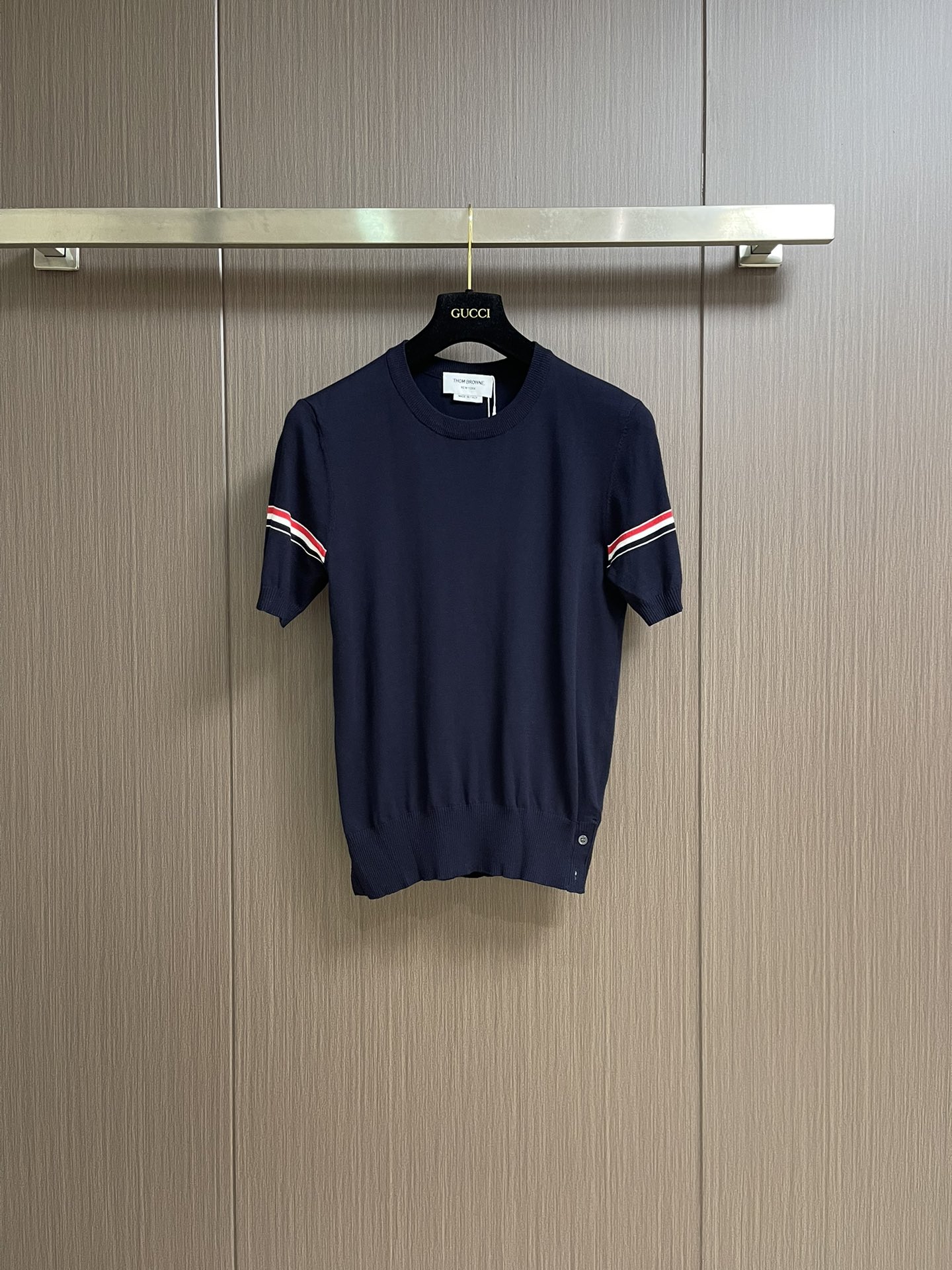 Thom Browne Klassiek T-shirt met Gekleurde Strepen op de Mouwen - Stijlvol & Comfortabel