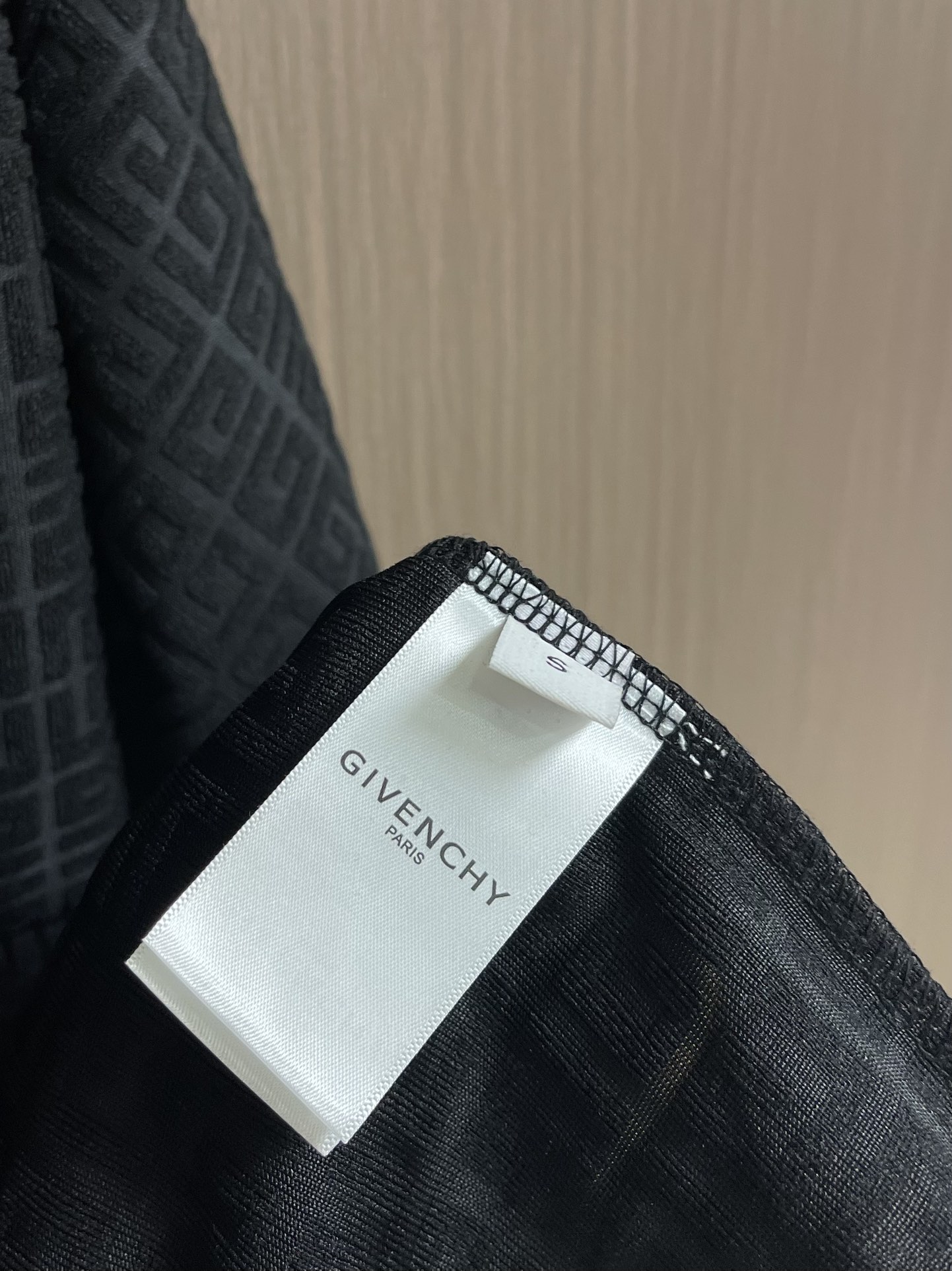 Givenchy חולצת טי שרוול קצר לגברים עם הדפס מרקם רך ונעים במיוחד 8 i1751467799 9083 7