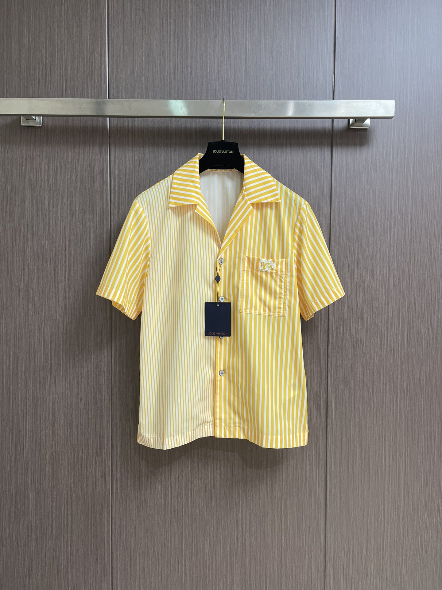 NO:470713,LV 2025FW autumn and winter new style seam striped short-sleeved lapel shirt, creating a seam effect with stripes of different widths and narrowness. Monogram jacquard embossed background, logo jacquard pattern on top of the jacquard, pearlescent buttons, equipped with metal base, front chest patch pocket, rubber logo patch on the chest Size S-XL,,louis vuitton,shirts,T-shirt,alexander wang19860909LV 2025FW秋冬新款拼缝条纹短袖翻领衬衫,以宽窄不一的条纹营造拼缝效果,满身Monogram 提花压纹背景,标识提花之上铺陈印花图案,珠光纽扣,配有金属底座,前胸贴布口袋,胸前配有橡胶标识贴饰 尺码S-XL,,louis vuitton,shirts,T-shirt,alexander wang,Men's clothing