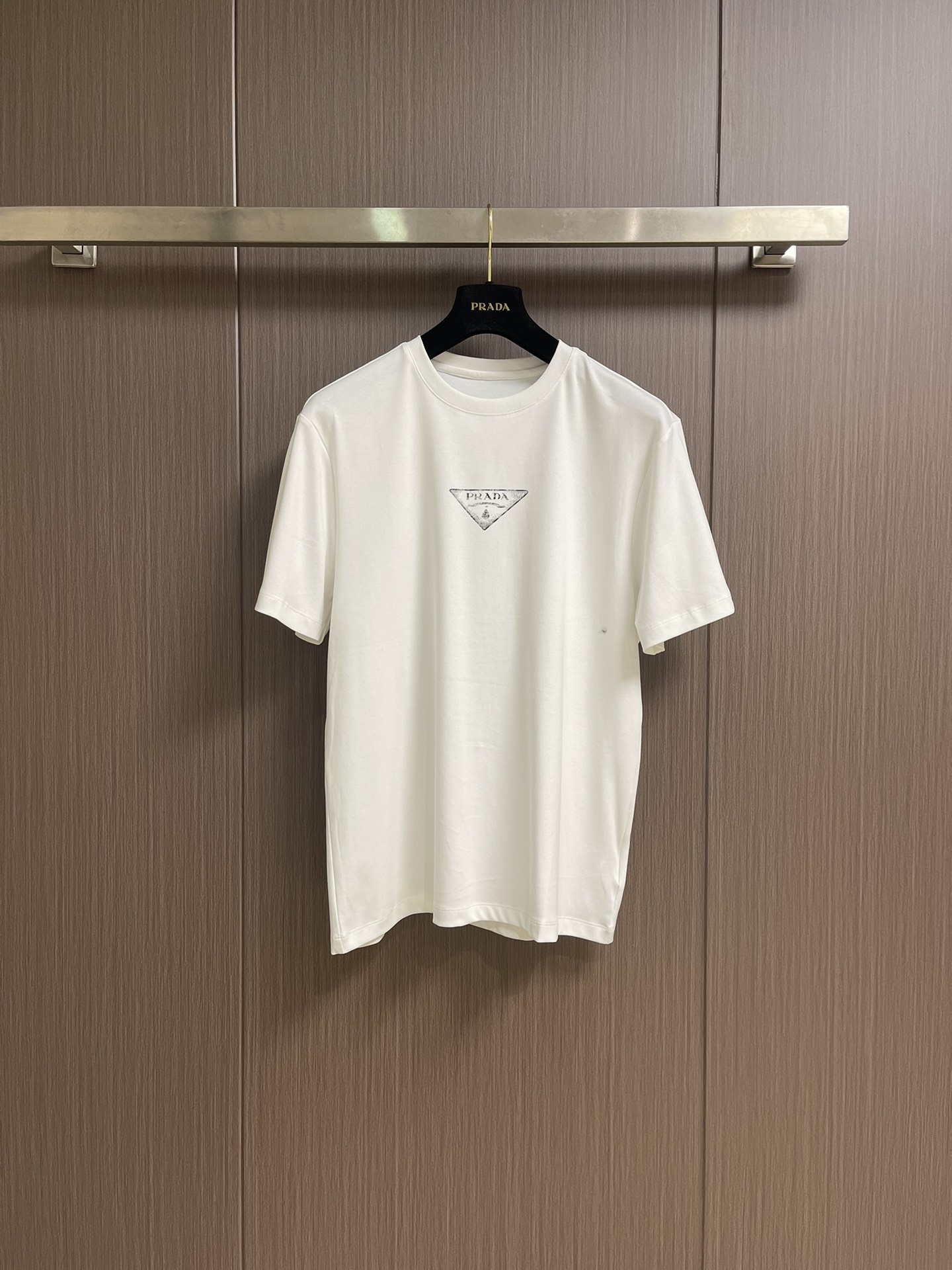 NO:453338,Prada 2025ss early spring new logo printed short-sleeved T-shirt, customized high-string plain cotton fabric, extremely soft and comfortable, high-end and atmospheric, chest logo, simple and versatile style, simple and easy to match, full of favorability and favorability. os loose style, same style for men and women, sizes M-3XL,,prada, T-shirt,tees, t-shirt,alexander wang19860909Prada 2025ss早春新品标识印花短袖t恤,定制高支平纹精棉面料 极致柔软舒适 高端大气,胸前logo标识 简约百搭款式 简约易搭配 上身亲和力和好感度满分.os宽松版型 男女同款 尺码M-3XL,,prada,T-shirt,tees，t-shirt,alexander wang,Men's clothing