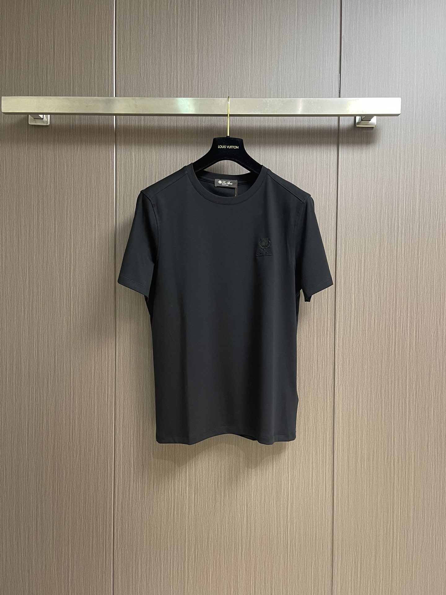 T-shirt Loro Piana Homme Noir avec Logo Discret - Élégance et Confort
