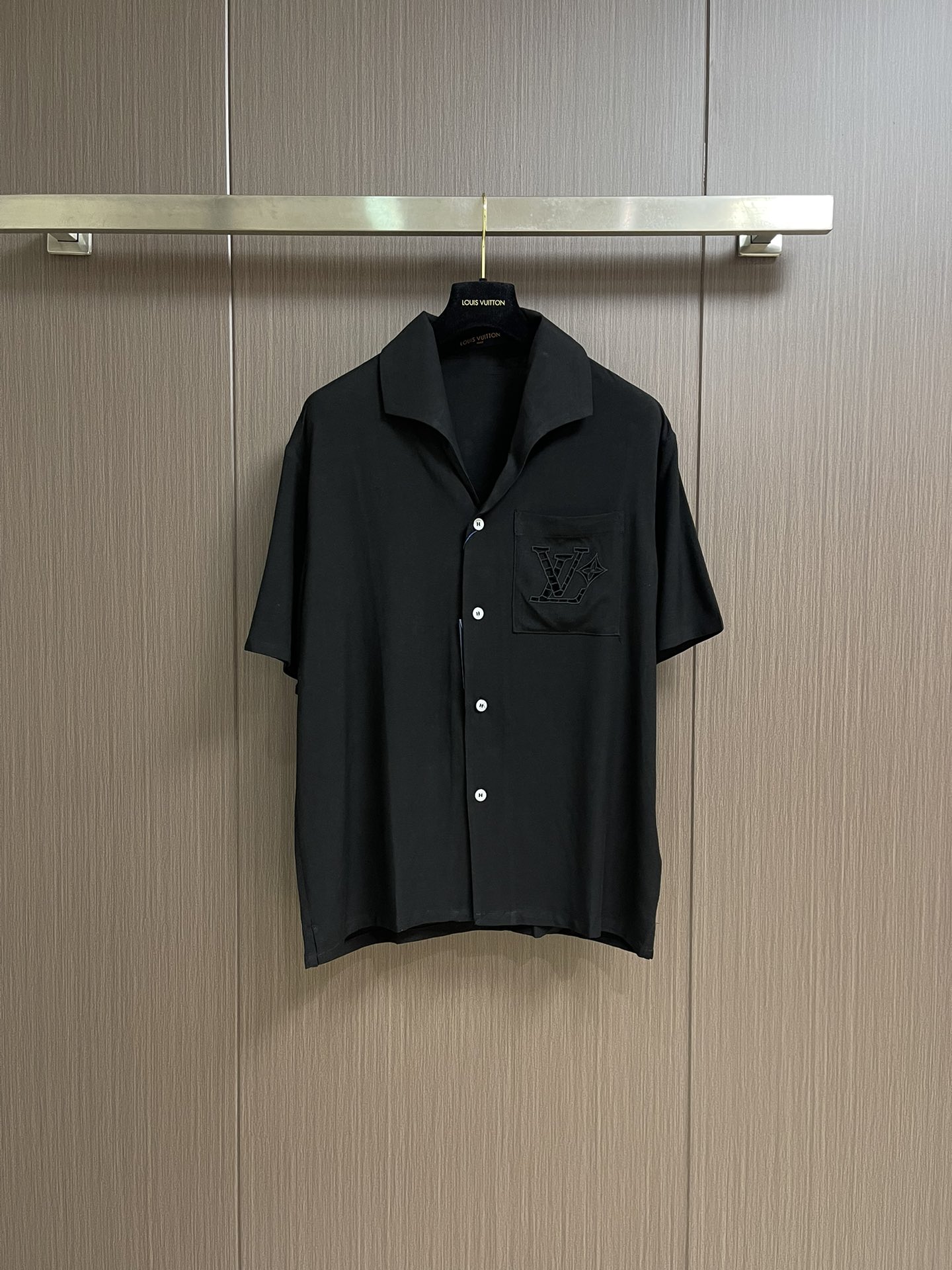 NO:467926,LV cotton, linen, silk embroidered summer short-sleeved shirt. This style of village shirt is made of mulberry silk and hemp, presenting the delicate texture of Shandong silk. British embroidery craftsmanship outlines the hollow logo in the chest pocket, and the neckline is cut to convey the comfort of summer. Size S-XL,,louis vuitton,shirts,T-shirt,alexander wang19860909LV 棉麻蚕丝绣夏日短袖衬衫,本款村衫选用桑蚕丝和大麻混纺,呈现山东绸一般的细腻肌理.英式刺绣工艺于胸前口袋勾勒镂空标识,开领短袖剪裁传递夏日惬意.尺码S-XL,,louis vuitton,shirts,T-shirt,alexander wang,Men's clothing