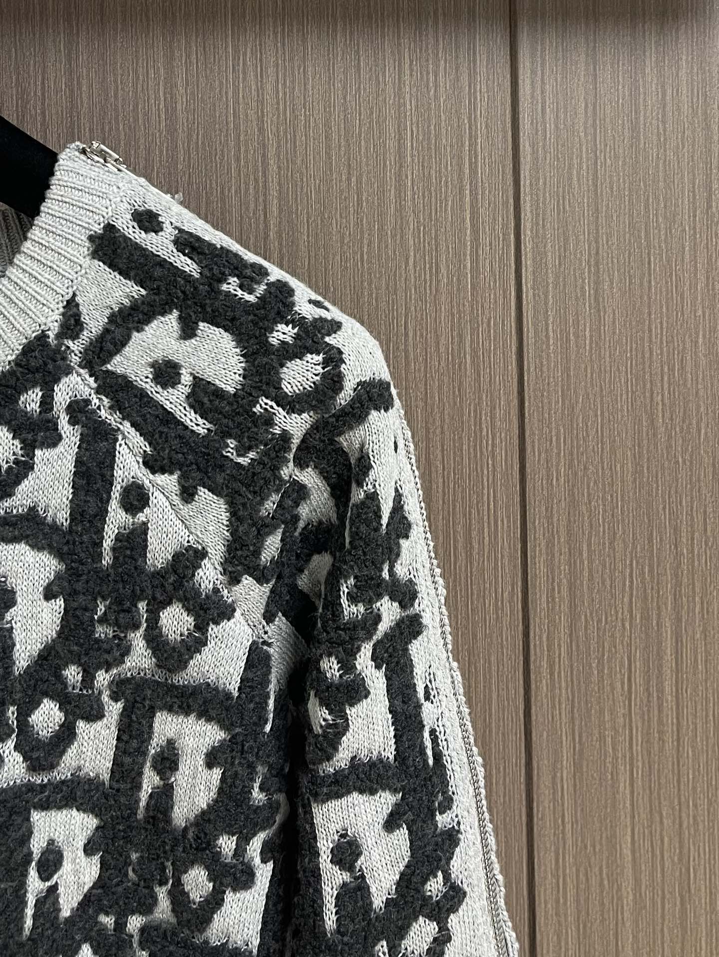 Dior Oblique Jacquard Wool Blend Sweater with Sleeve Zippers 5 i1751734066 1077 2