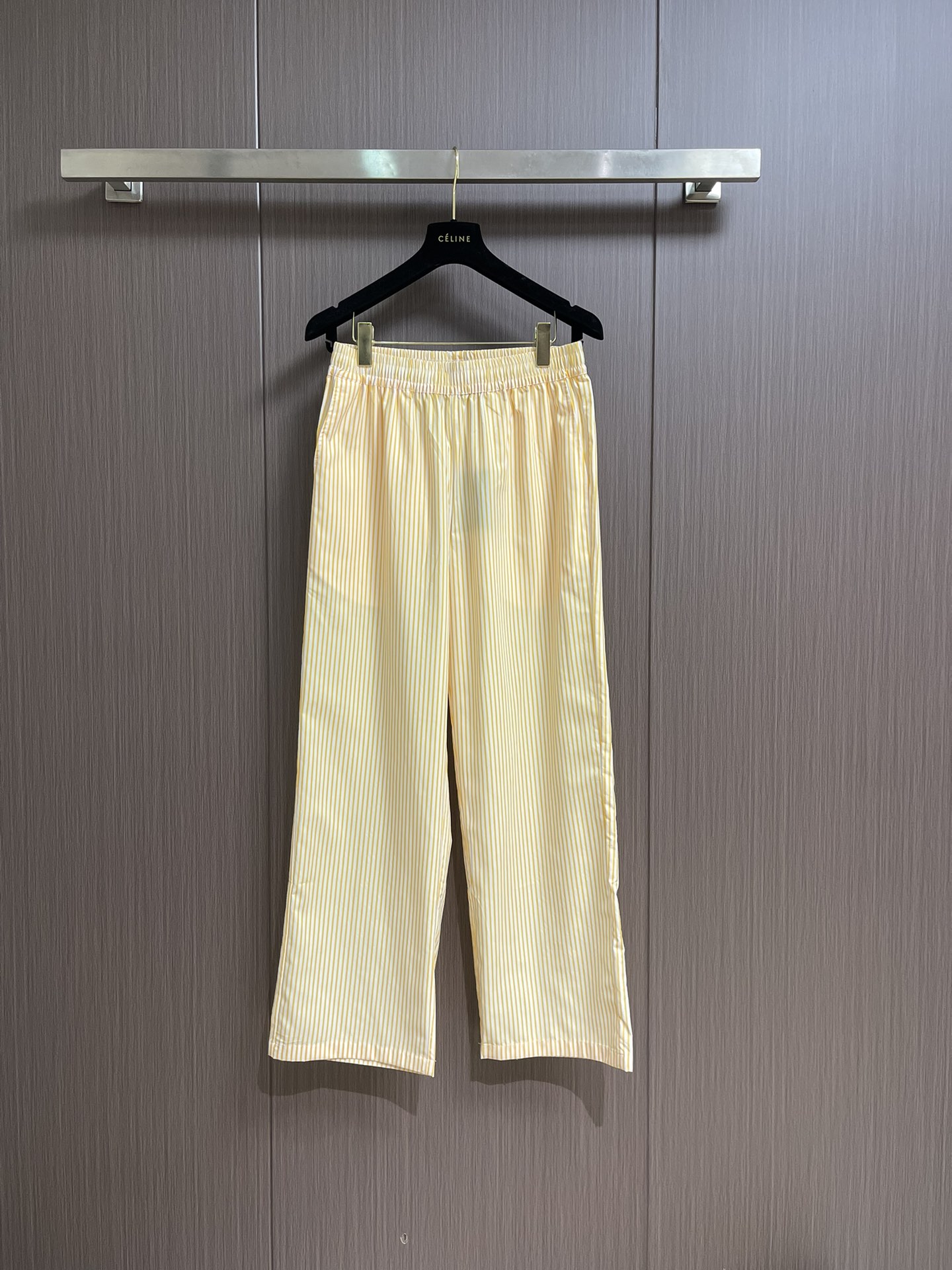 NO:464050,LV 2025FW early autumn new yellow and white striped casual pants, full-frame Monogram pattern with fresh stripes, wide striped patch pocket for rear pockets, elastic elastic waist, drawstring waist straight slightly loose fit. Size S-XL,,louis vuitton,alexander wang19860909LV 2025FW 早秋新款黄白条纹休闲裤,全幅 Monogram 图案叠加清新条纹 后袋宽条纹贴布口袋 弹力松紧带腰围 抽绳腰部直筒微宽松版型.尺码S-XL,,louis vuitton,alexander wang,Men's clothing
