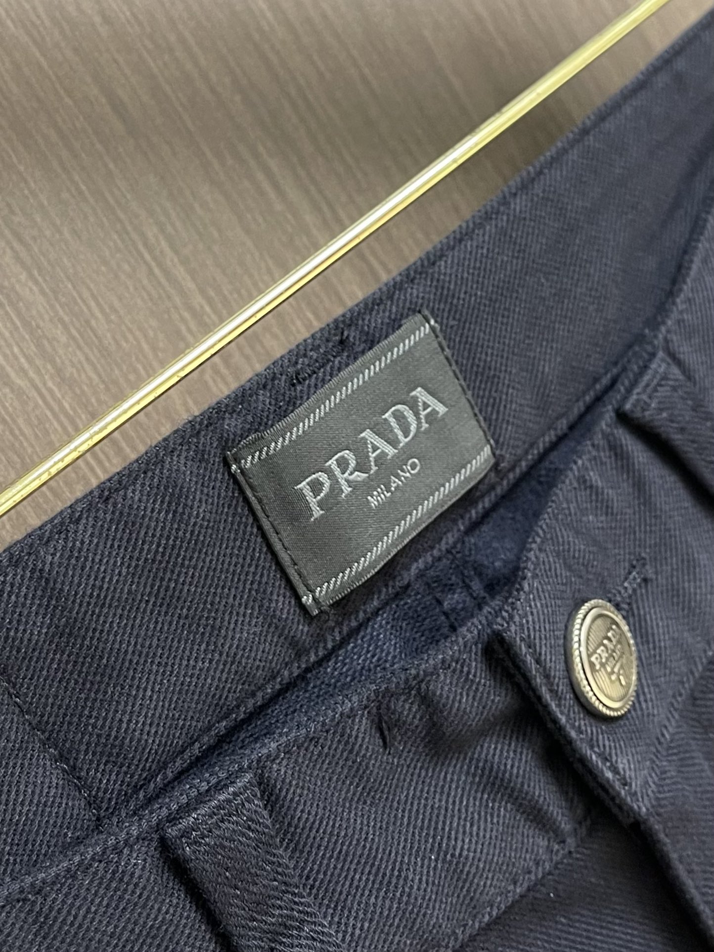 Prada 2025ss夏季新款休闲裤 定制原版面料五金。经典三角标，时髦显瘦于一体的裤子，修身有型，上
