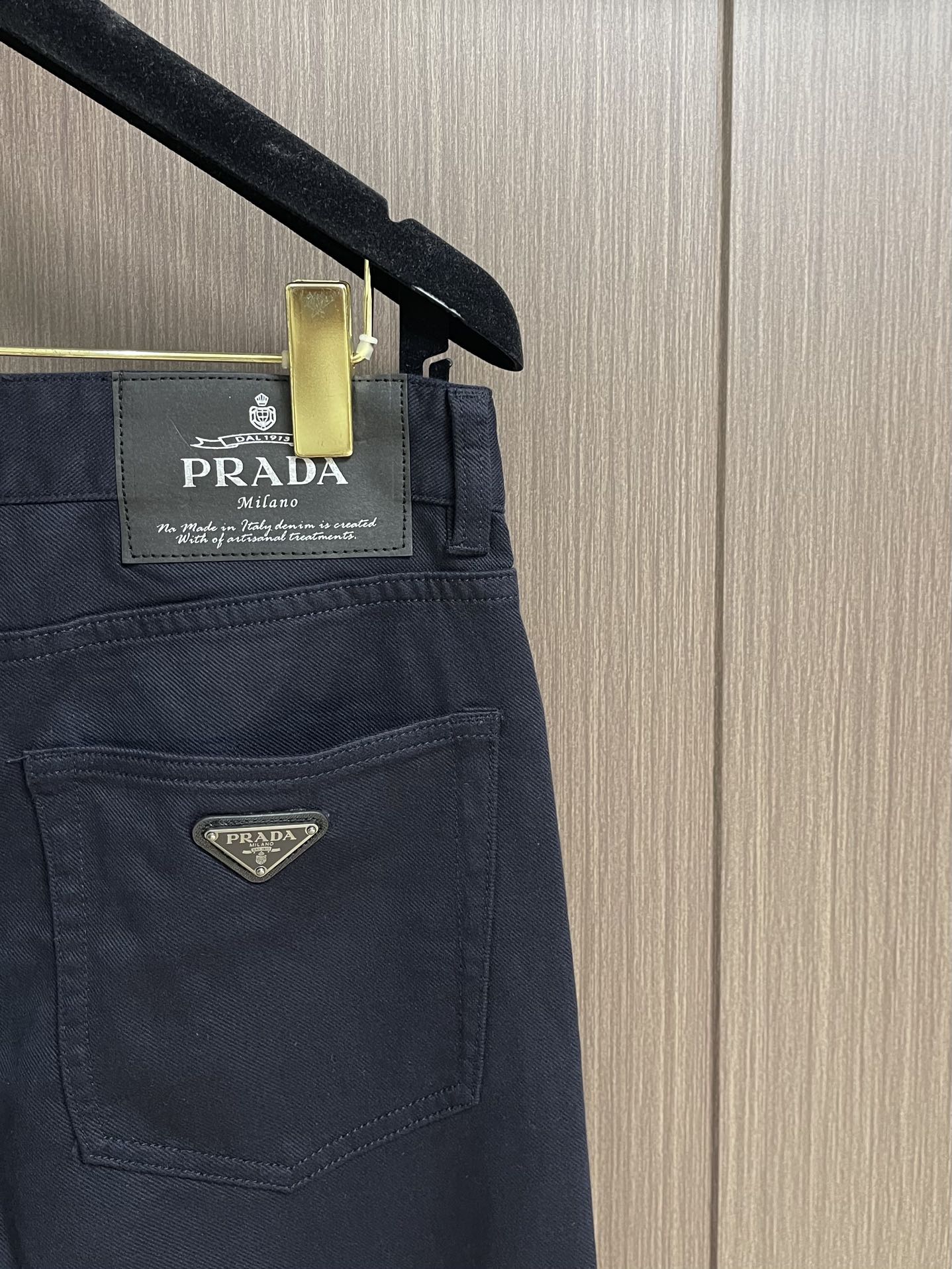 Prada 2025ss夏季新款休闲裤 定制原版面料五金。经典三角标，时髦显瘦于一体的裤子，修身有型，上