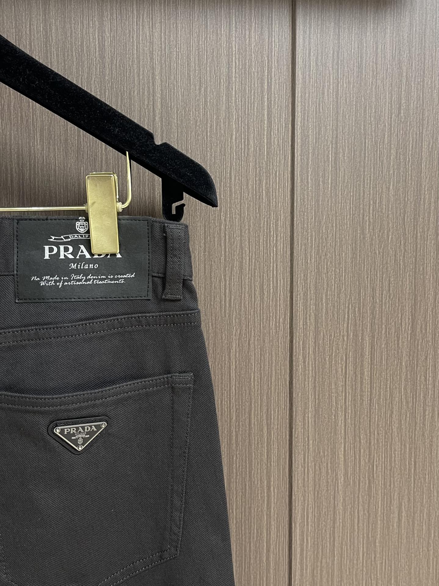 Prada 2025ss夏季新款休闲裤 定制原版面料五金。经典三角标，时髦显瘦于一体的裤子，修身有型，上