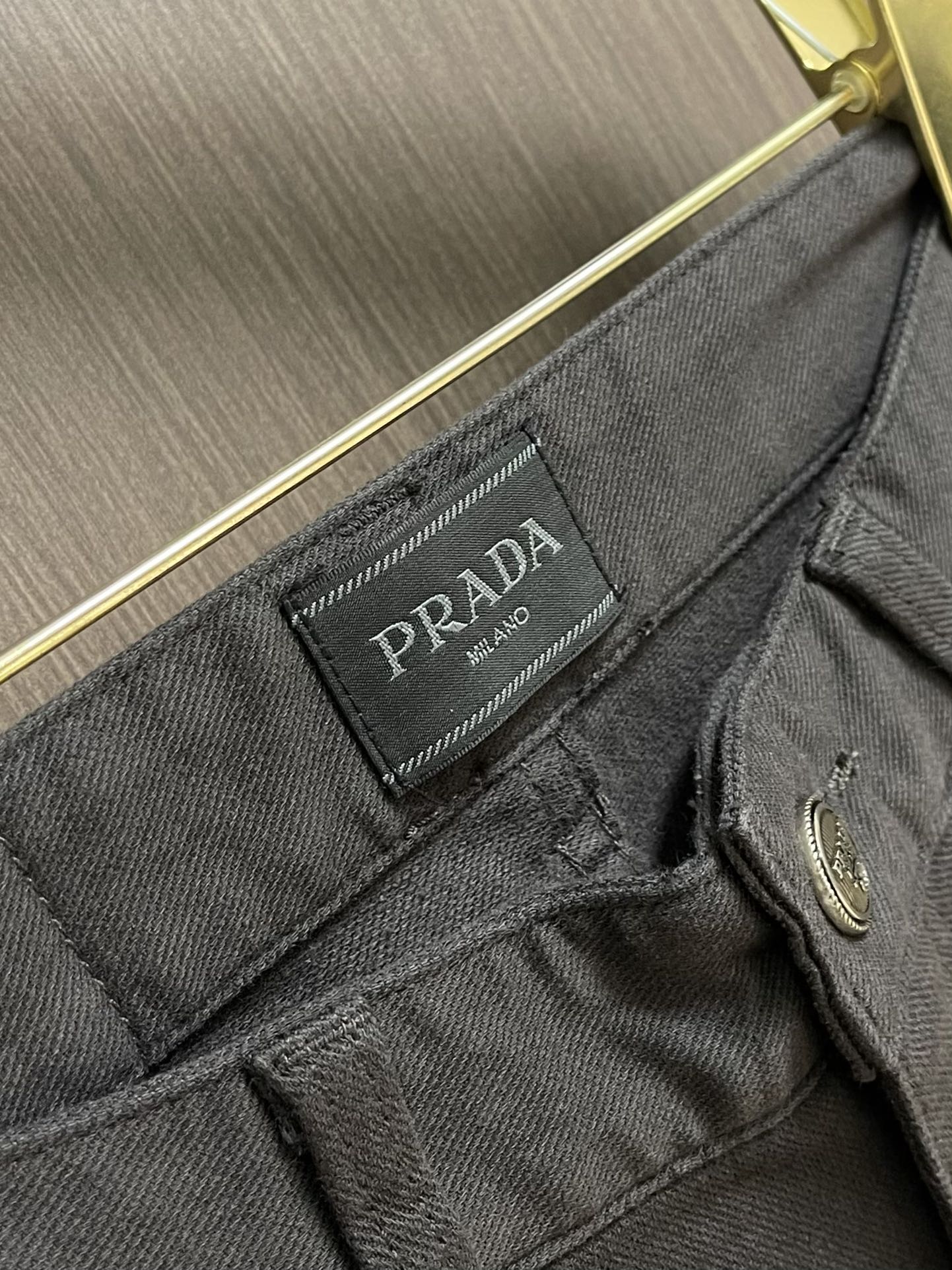 Prada 2025ss夏季新款休闲裤 定制原版面料五金。经典三角标，时髦显瘦于一体的裤子，修身有型，上