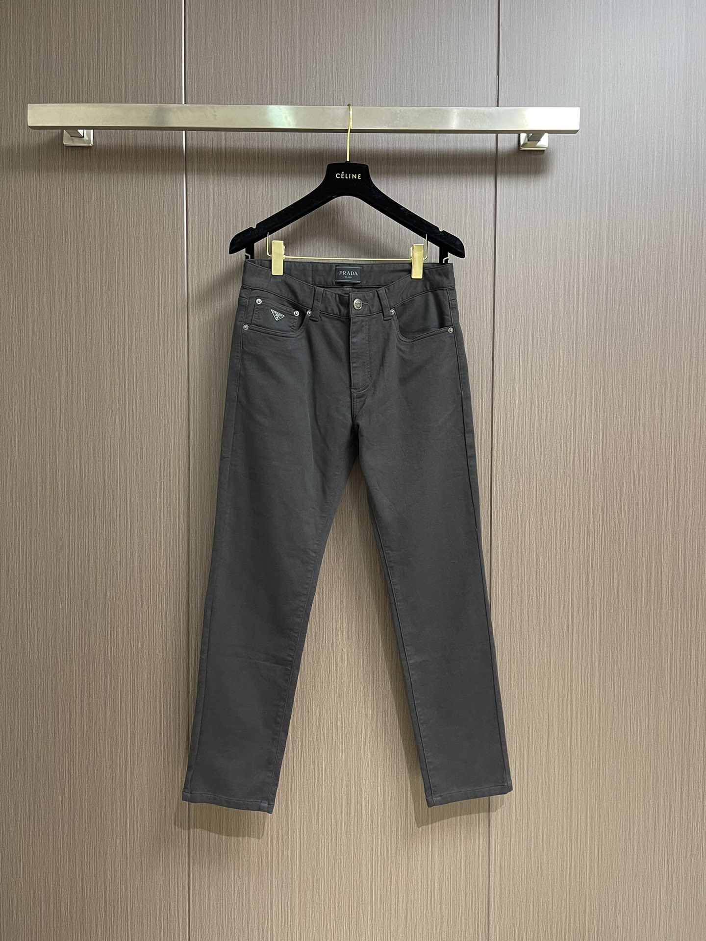 NO:523703,Prada 2025ss summer new casual pants, customized original fabric hardware. Classic triangle logo, fashionable and slim pants, slim and stylish, and super comfortable on the upper body!  Thin and soft, versatile and not picky!  Size 30-38 There are 35 No 37, prada,alexander wang19860909Prada 2025ss夏季新款休闲裤 定制原版面料五金.经典三角标,时髦显瘦于一体的裤子,修身有型,上身超级舒适！轻薄柔软,百搭又不挑人！尺码30-38 有35 无37,,prada,alexander wang,Men's clothing