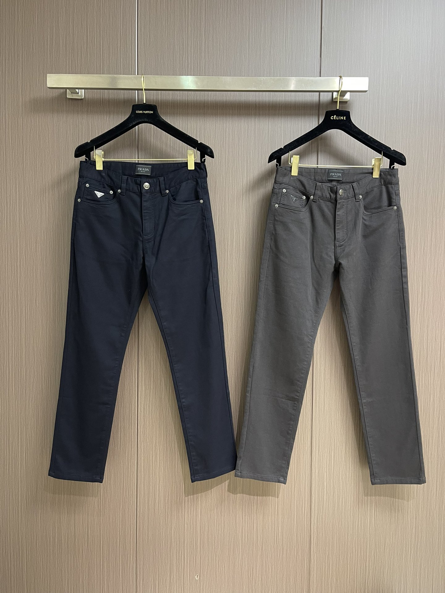 Prada 2025ss夏季新款休闲裤 定制原版面料五金。经典三角标，时髦显瘦于一体的裤子，修身有型，上