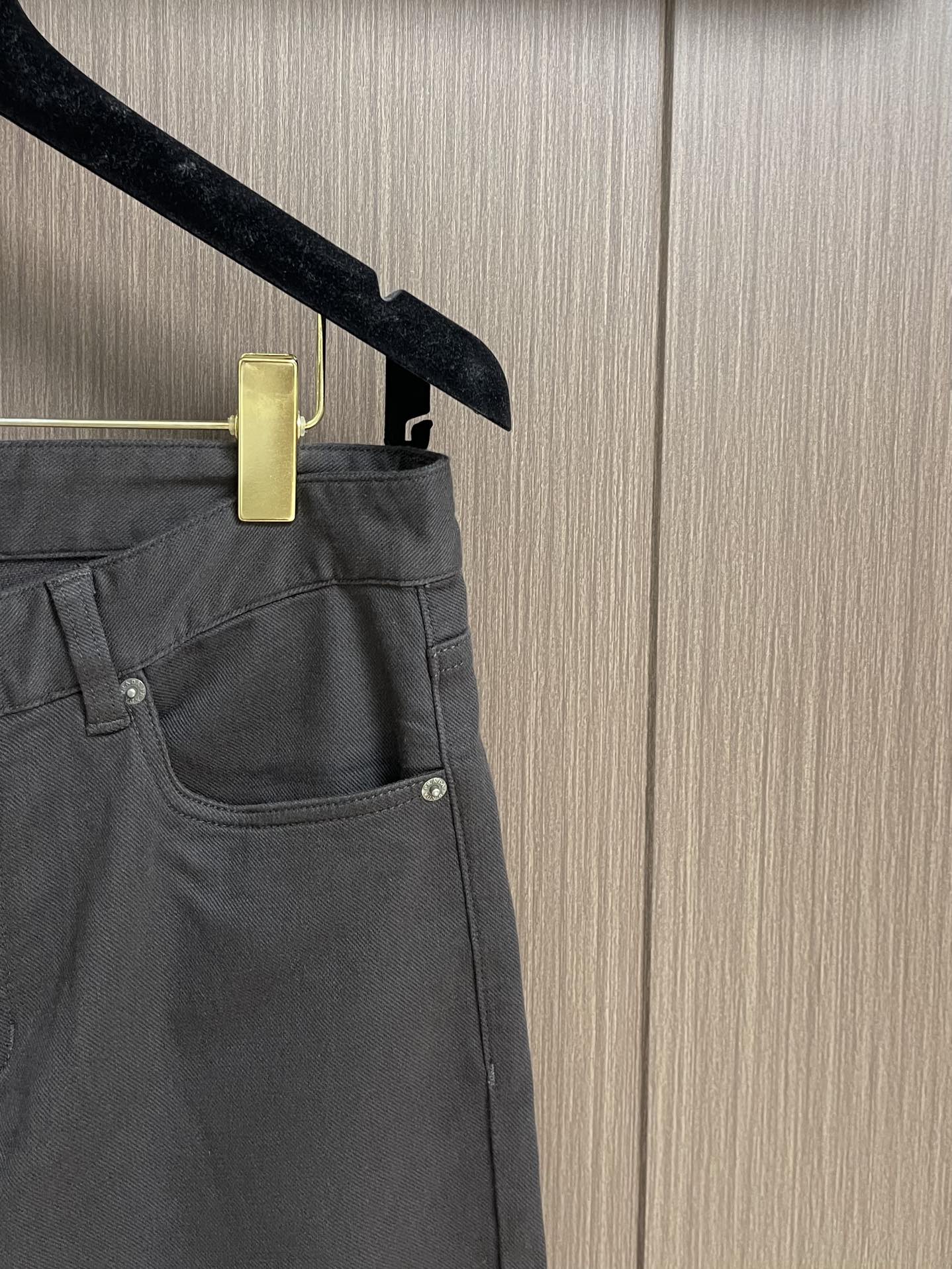 Prada 2025ss夏季新款休闲裤 定制原版面料五金。经典三角标，时髦显瘦于一体的裤子，修身有型，上