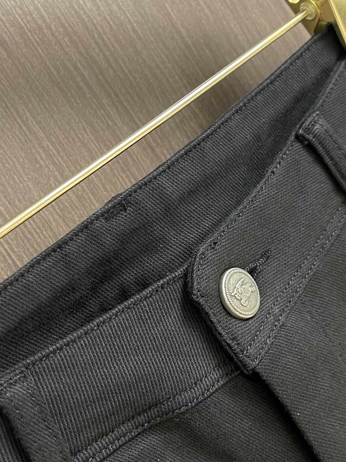 Burberry 战马徽标男士直筒牛仔裤，2025SS新款，日常休闲穿搭必备的单品之一，复古丹宁色，低调