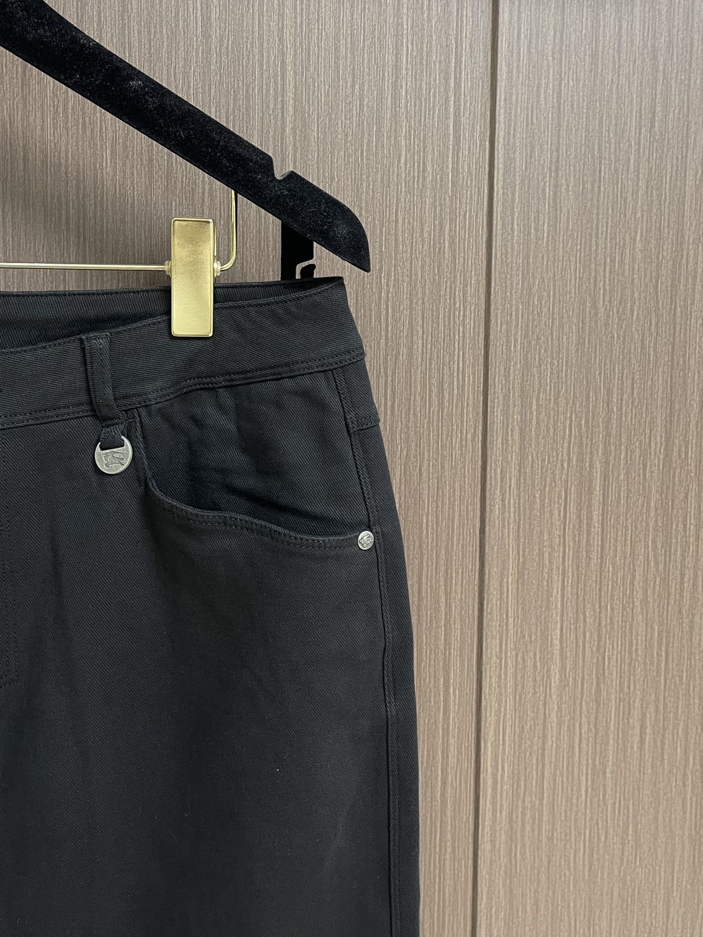 Burberry 战马徽标男士直筒牛仔裤，2025SS新款，日常休闲穿搭必备的单品之一，复古丹宁色，低调