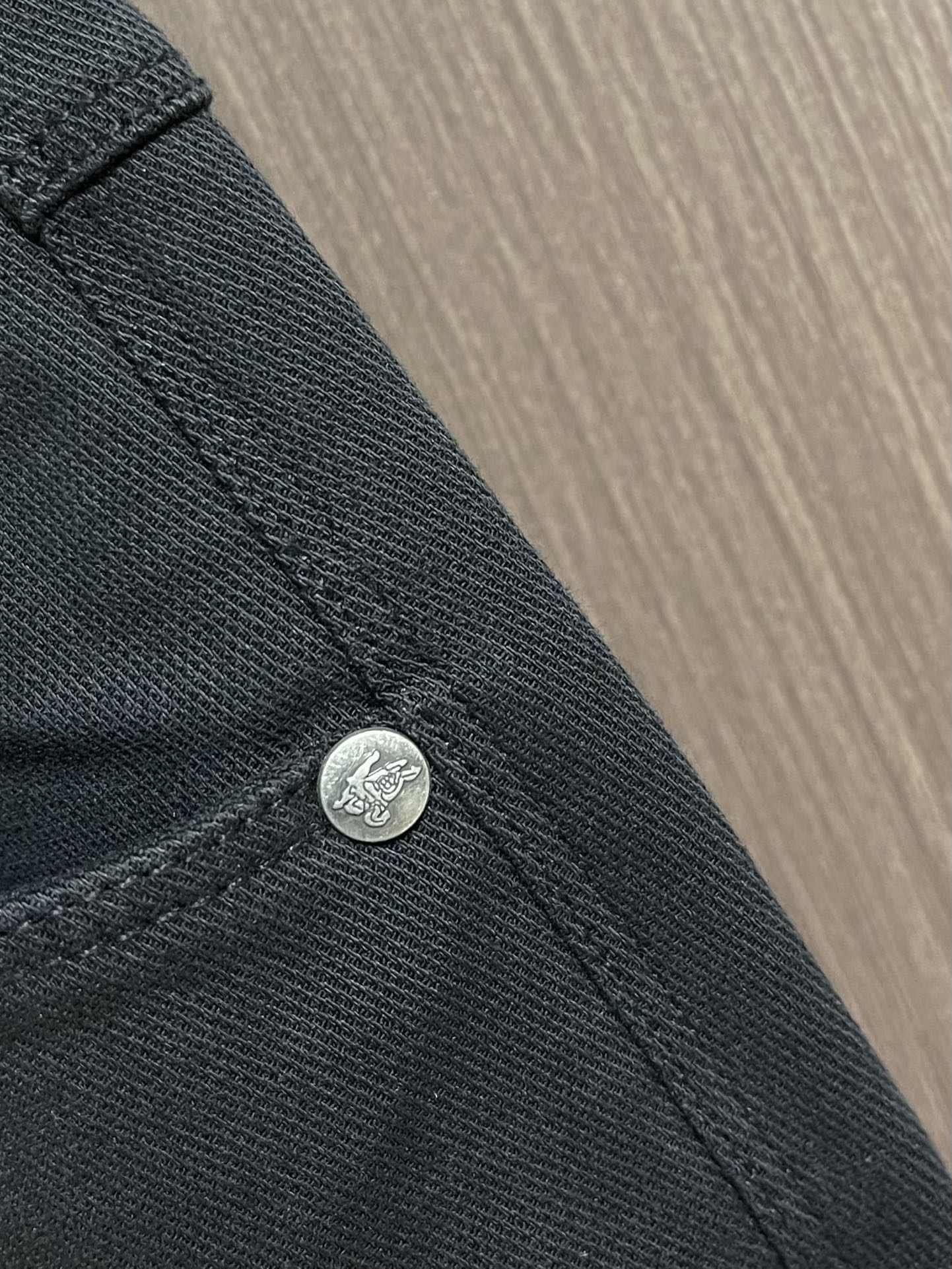 Burberry 战马徽标男士直筒牛仔裤，2025SS新款，日常休闲穿搭必备的单品之一，复古丹宁色，低调