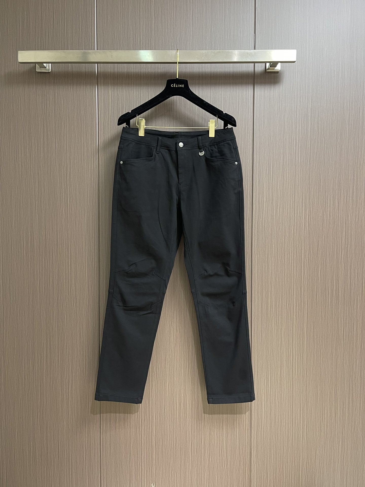 NO:528036,Burberry War Horse Logo Men's Straight Jeans, 2025SS New Style, one of the essential items for daily casual wear, retro tannin color, low-key and fashionable. Customer-supplied denim cotton fabric made of custom-woven denim cotton, using Xinjiang long velvet cotton, with a strong inner feel, classic denim thick yarn twill cloth, tight texture, extreme skin-friendly, good moisture absorption and breathability, comfortable to wear, very neat and simple style, straight-fitting style cut, classic leather label nameplate design with waistband, clear at a glance. Size 30-38 35 37, burberry, jeans, alexander wang19860909Burberry 战马徽标男士直筒牛仔裤,2025SS新款,日常休闲穿搭必备的单品之一,复古丹宁色,低调时髦.客供定织牛仔棉布制作,采用新疆的长绒棉,肌里感强烈,经典牛仔粗支纱斜纹布面,质地紧密,极致的亲肤感,吸湿透气性好,穿着舒适,款式设计十分俐落简洁,直筒版型裁剪,裤腰经典不变的皮牌铭牌设计,档次感一目了然.尺码30-38 有35 无37,,burberry,jeans,alexander wang,Men's clothing