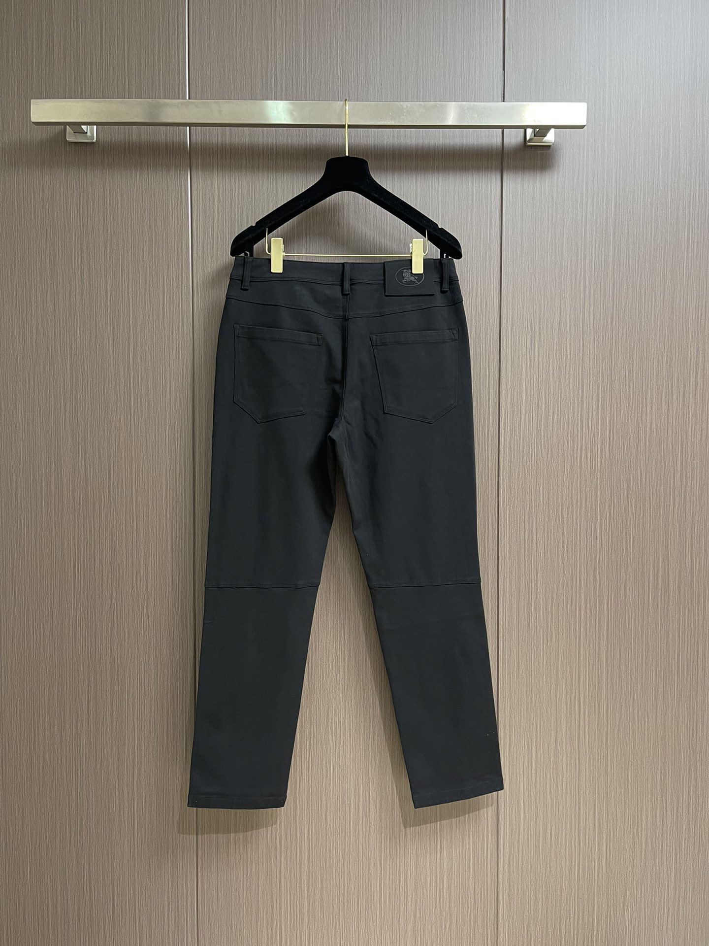 Burberry 战马徽标男士直筒牛仔裤，2025SS新款，日常休闲穿搭必备的单品之一，复古丹宁色，低调