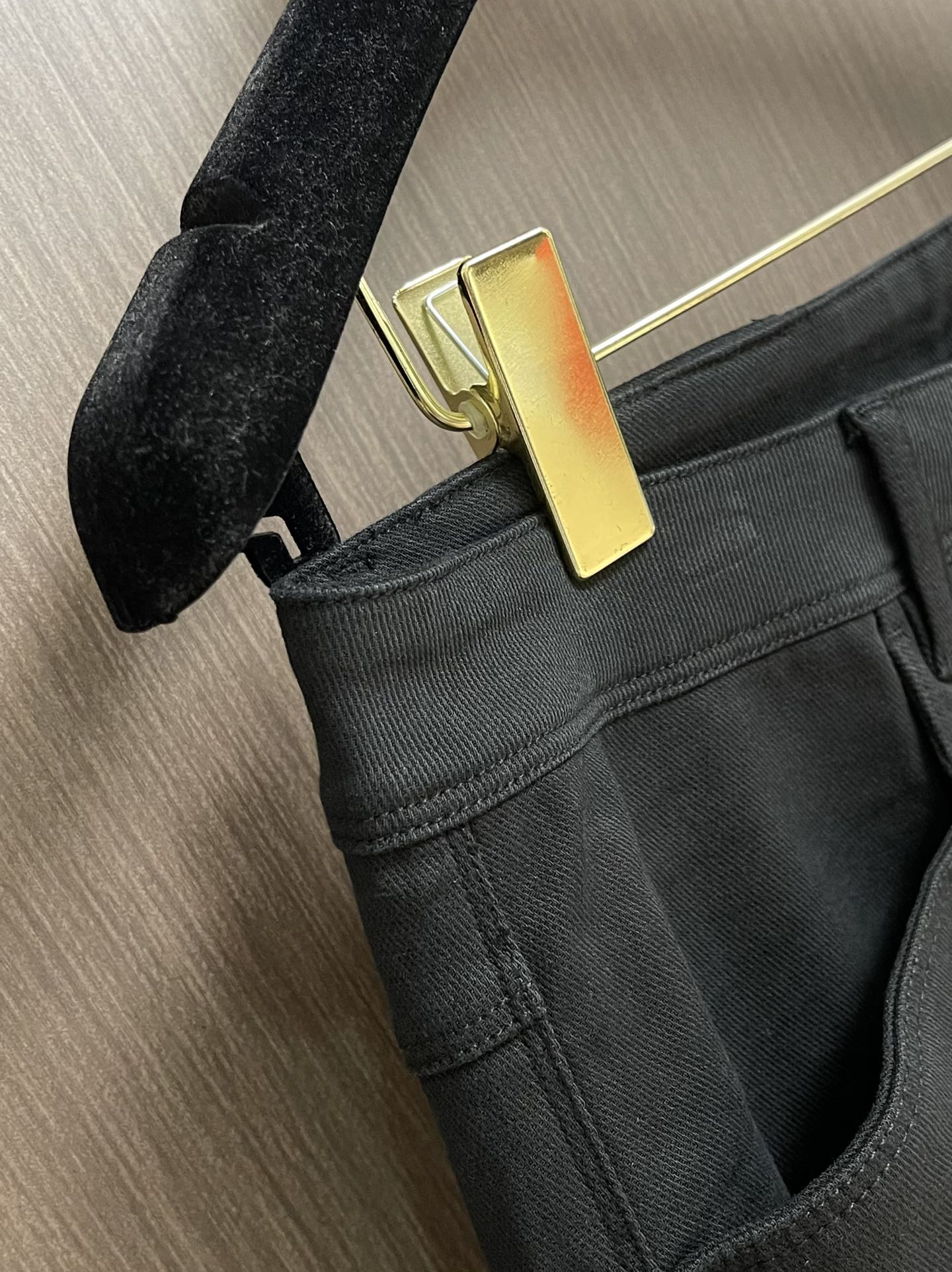 Burberry 战马徽标男士直筒牛仔裤，2025SS新款，日常休闲穿搭必备的单品之一，复古丹宁色，低调