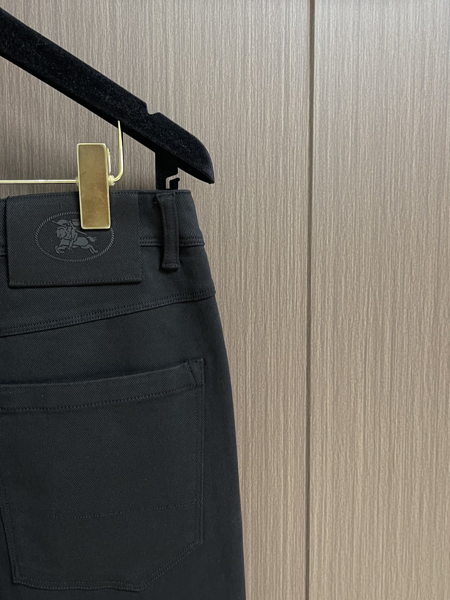 Burberry 战马徽标男士直筒牛仔裤，2025SS新款，日常休闲穿搭必备的单品之一，复古丹宁色，低调