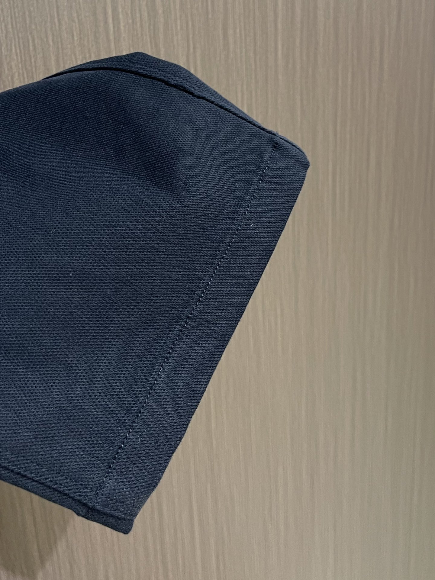 Burberry 战马徽标男士直筒牛仔裤，2025SS新款，日常休闲穿搭必备的单品之一，复古丹宁色，低调