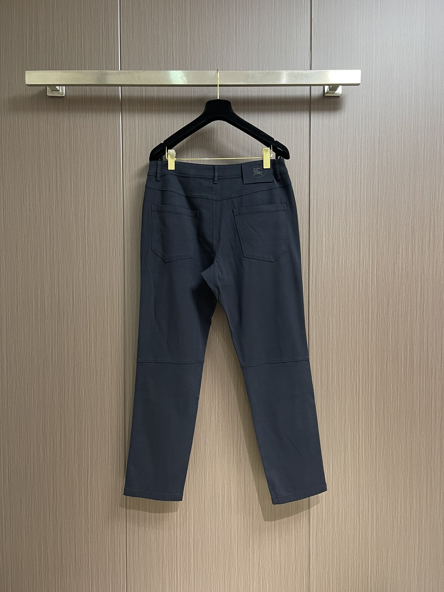 Burberry 战马徽标男士直筒牛仔裤，2025SS新款，日常休闲穿搭必备的单品之一，复古丹宁色，低调