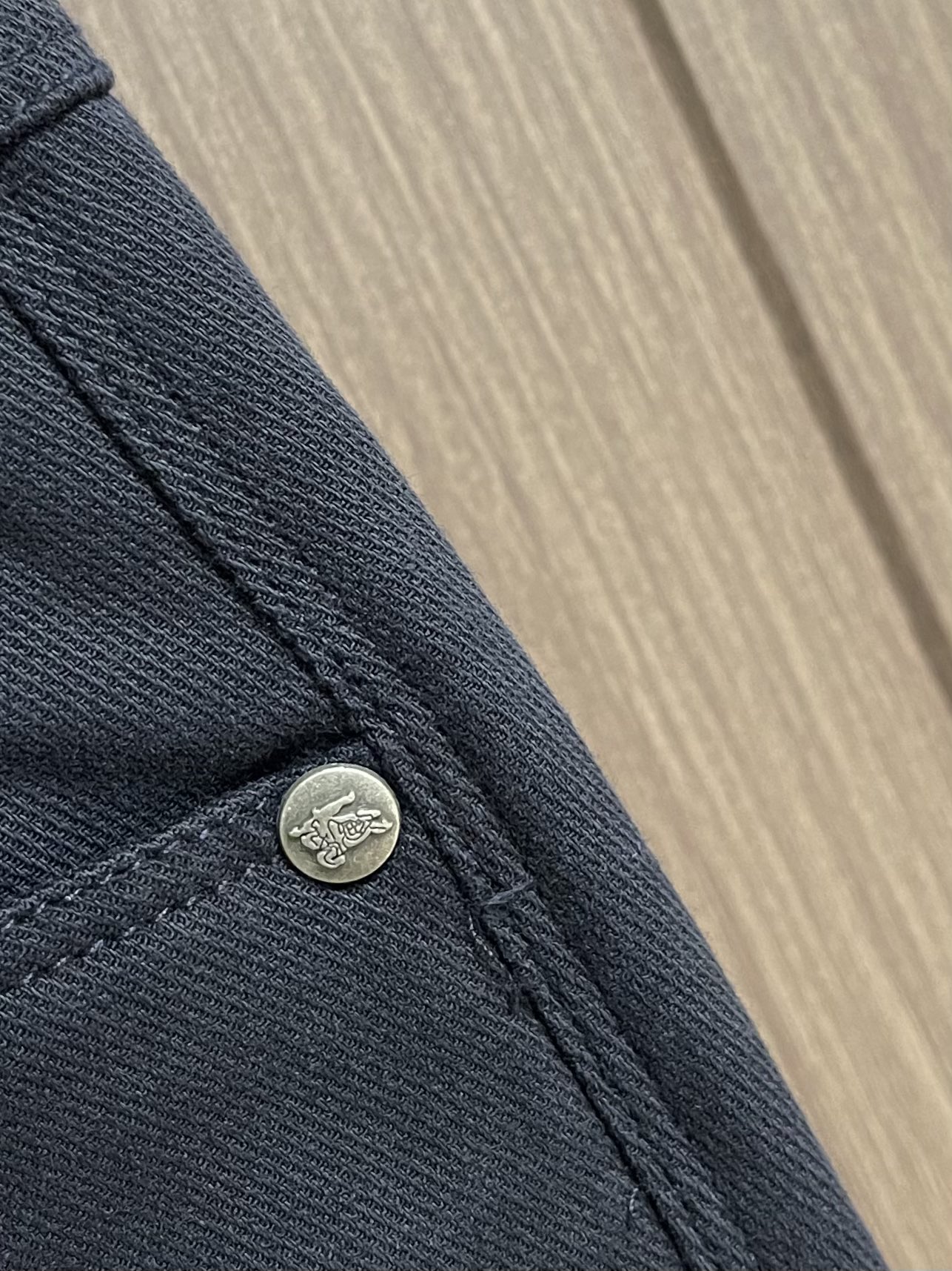 Burberry 战马徽标男士直筒牛仔裤，2025SS新款，日常休闲穿搭必备的单品之一，复古丹宁色，低调