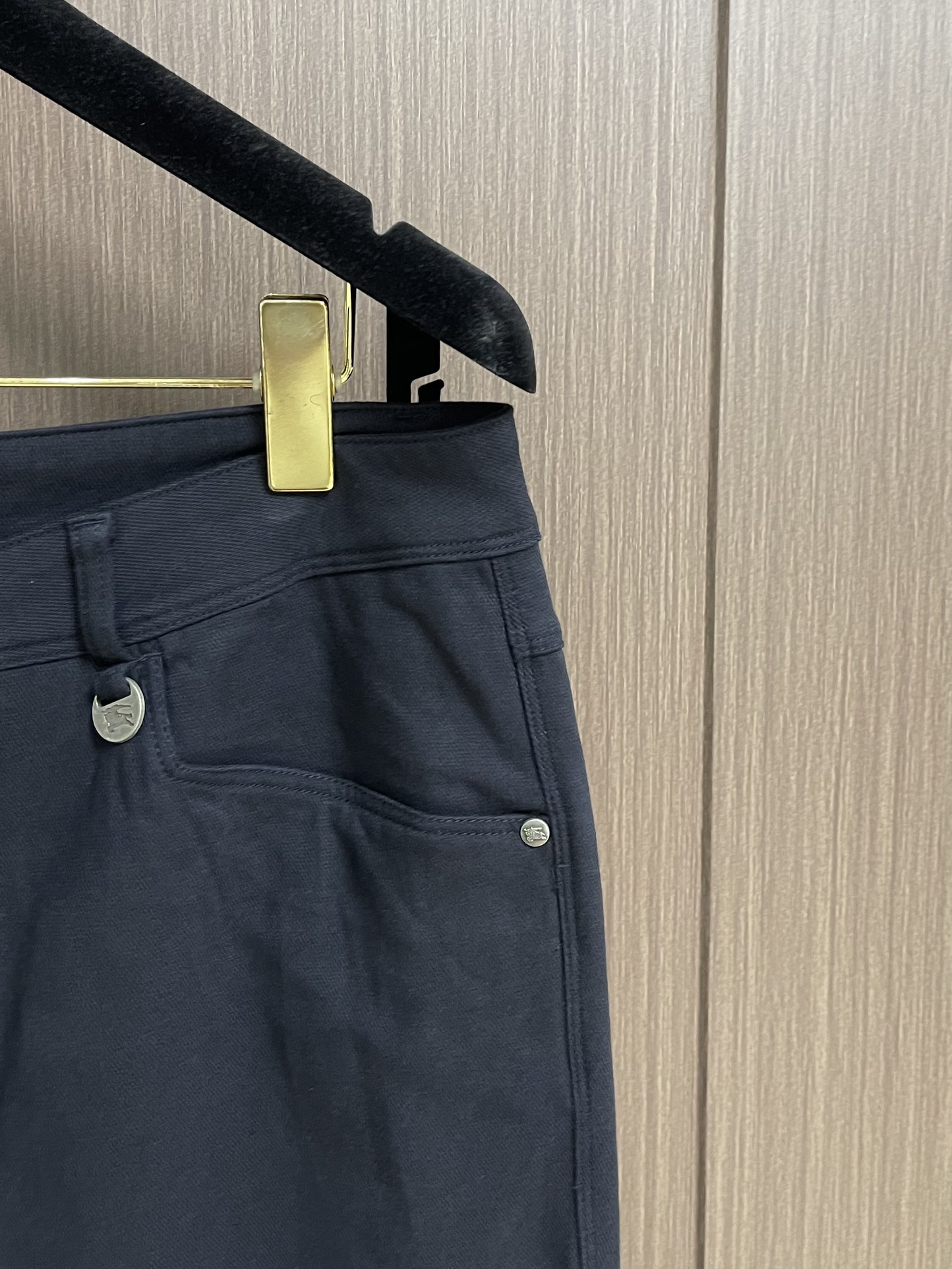 Burberry 战马徽标男士直筒牛仔裤，2025SS新款，日常休闲穿搭必备的单品之一，复古丹宁色，低调