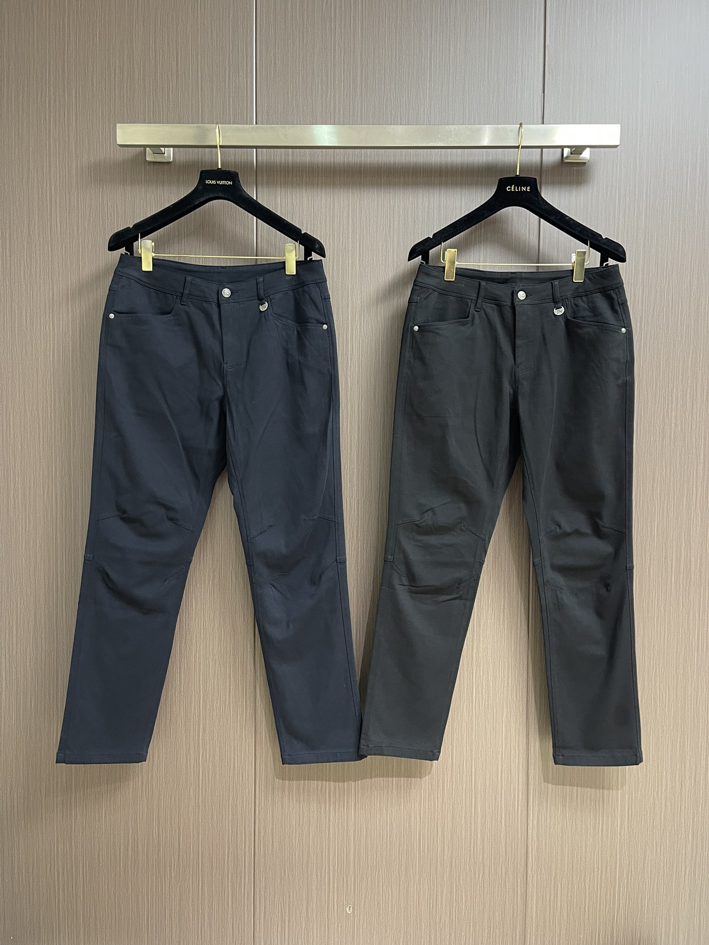 Burberry 战马徽标男士直筒牛仔裤，2025SS新款，日常休闲穿搭必备的单品之一，复古丹宁色，低调