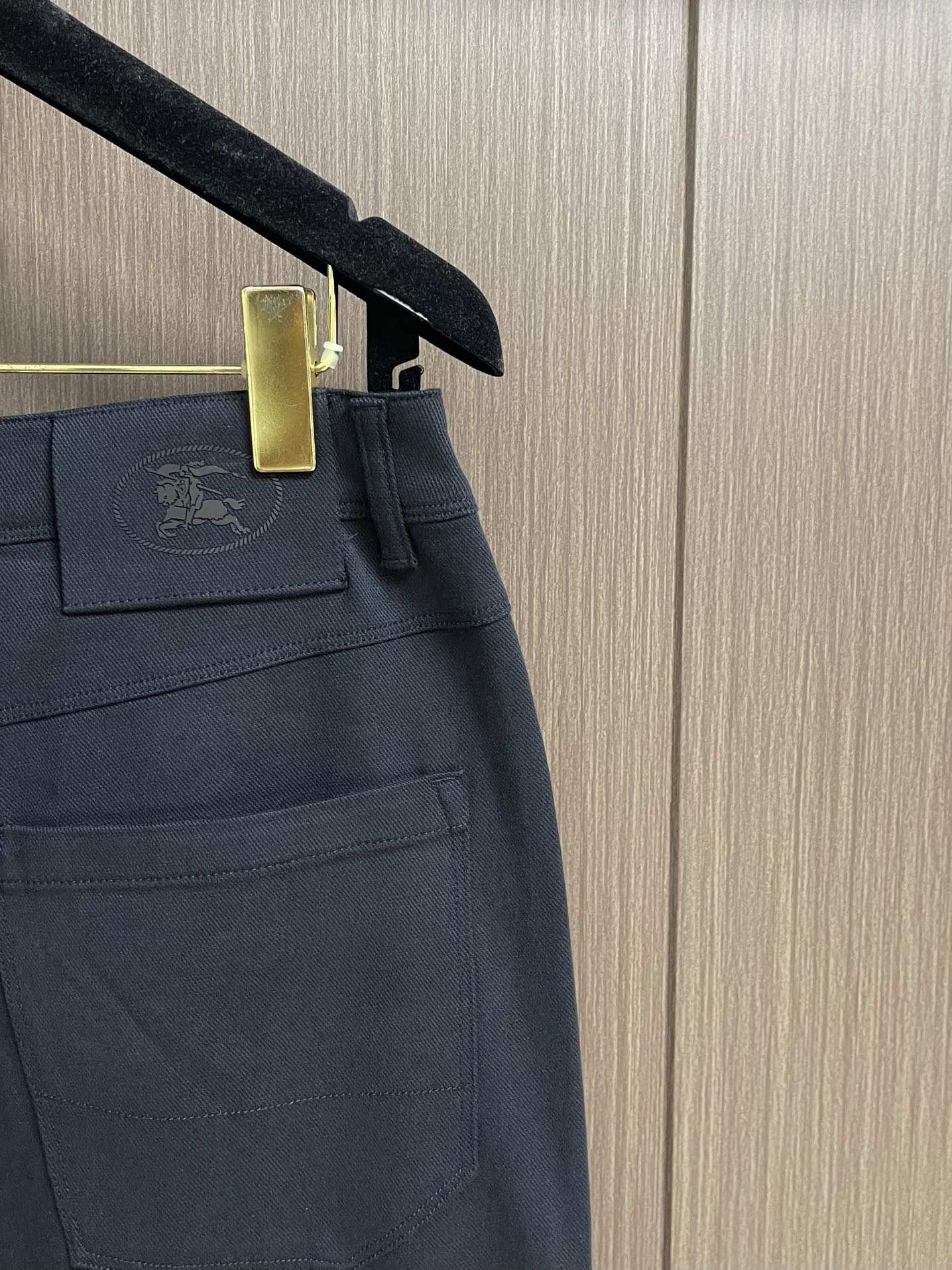 Burberry 战马徽标男士直筒牛仔裤，2025SS新款，日常休闲穿搭必备的单品之一，复古丹宁色，低调