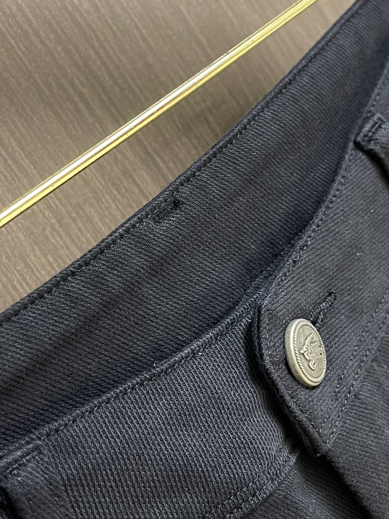 Burberry 战马徽标男士直筒牛仔裤，2025SS新款，日常休闲穿搭必备的单品之一，复古丹宁色，低调