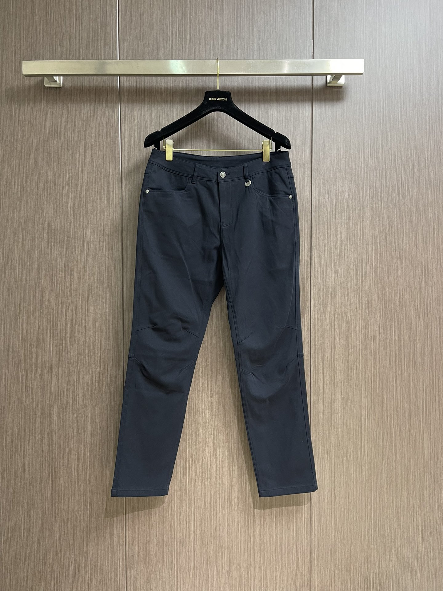 NO:529359,Burberry War Horse Logo Men's Straight Jeans, 2025SS New Style, one of the essential items for daily casual wear, retro tannin color, low-key and fashionable. Customer-supplied denim cotton fabric made of custom-woven denim cotton, using Xinjiang long velvet cotton, with a strong inner feel, classic denim thick yarn twill cloth, tight texture, extreme skin-friendly, good moisture absorption and breathability, comfortable to wear, very neat and simple style, straight-fitting style cut, classic leather label nameplate design with waistband, clear at a glance. Size 30-38 35 37, burberry, jeans, alexander wang19860909Burberry 战马徽标男士直筒牛仔裤,2025SS新款,日常休闲穿搭必备的单品之一,复古丹宁色,低调时髦.客供定织牛仔棉布制作,采用新疆的长绒棉,肌里感强烈,经典牛仔粗支纱斜纹布面,质地紧密,极致的亲肤感,吸湿透气性好,穿着舒适,款式设计十分俐落简洁,直筒版型裁剪,裤腰经典不变的皮牌铭牌设计,档次感一目了然.尺码30-38 有35 无37,,burberry,jeans,alexander wang,Men's clothing