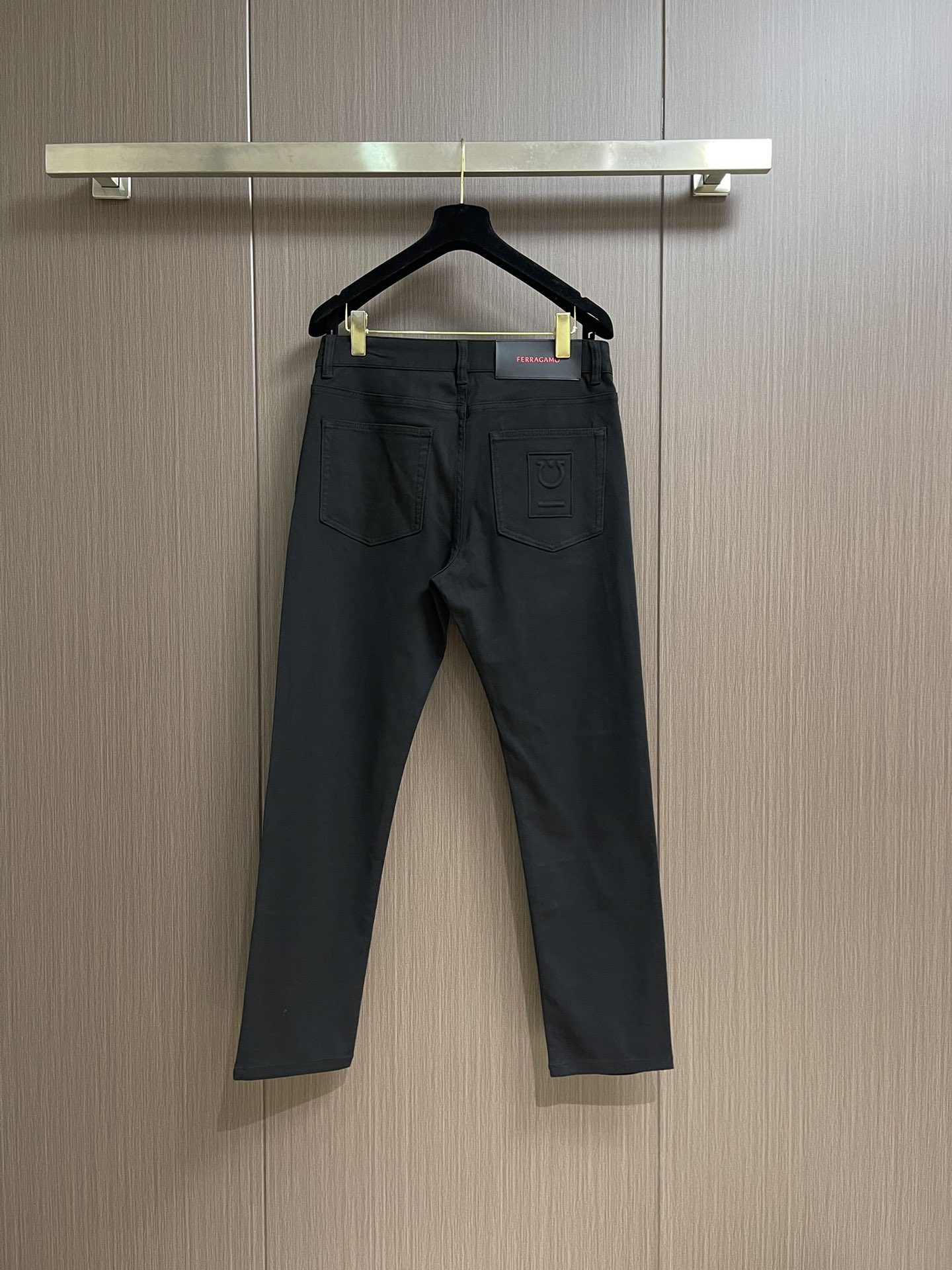 Ferragamo菲拉格慕，2025ss男士商务休闲牛仔裤，原版一比一定制面料，轻薄透气，辅料齐全，车工