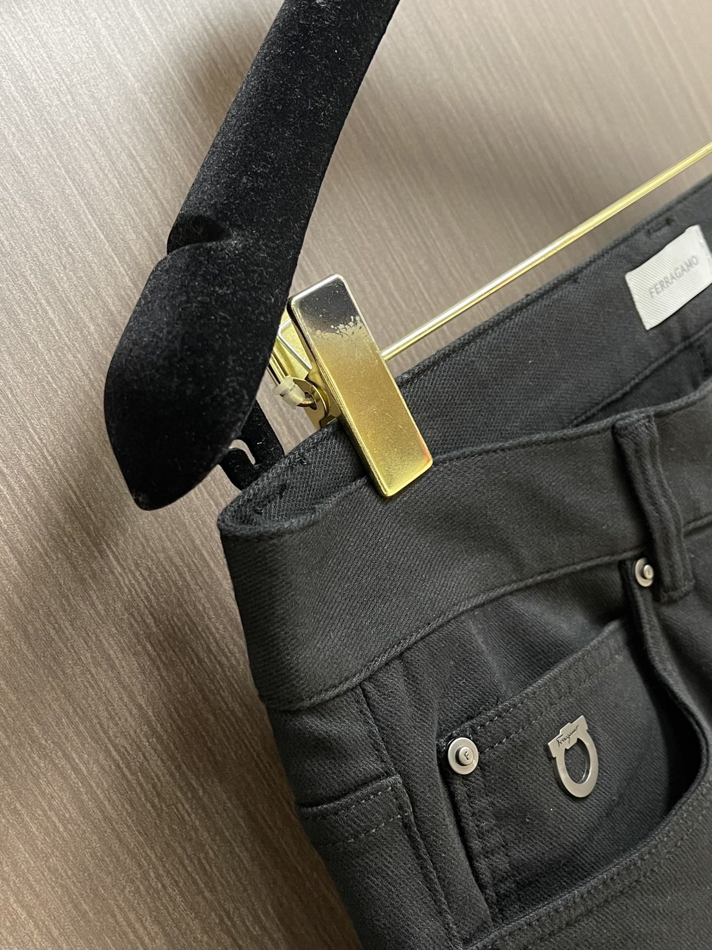 Ferragamo菲拉格慕，2025ss男士商务休闲牛仔裤，原版一比一定制面料，轻薄透气，辅料齐全，车工
