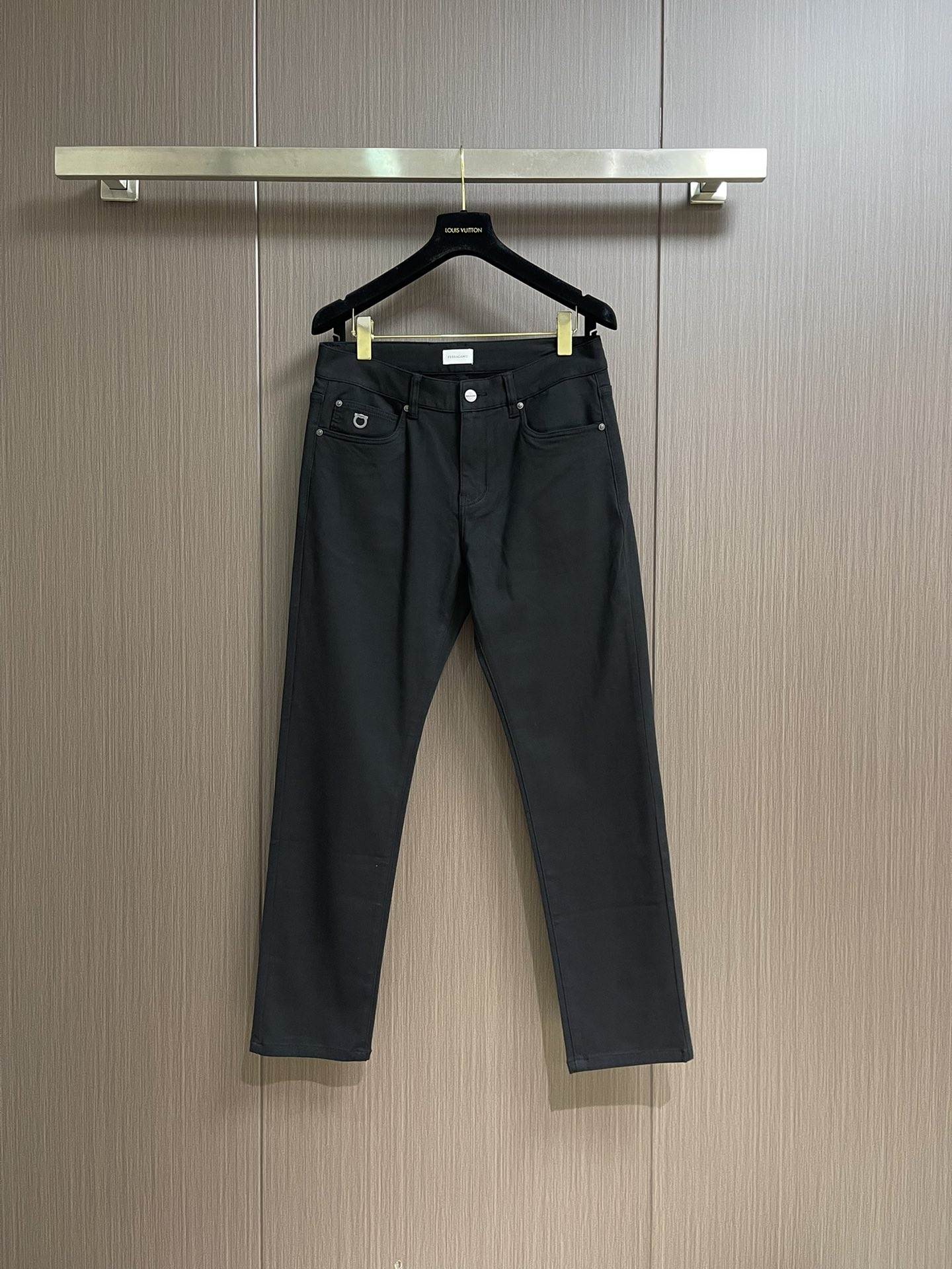 Ferragamo菲拉格慕，2025ss男士商务休闲牛仔裤，原版一比一定制面料，轻薄透气，辅料齐全，车工