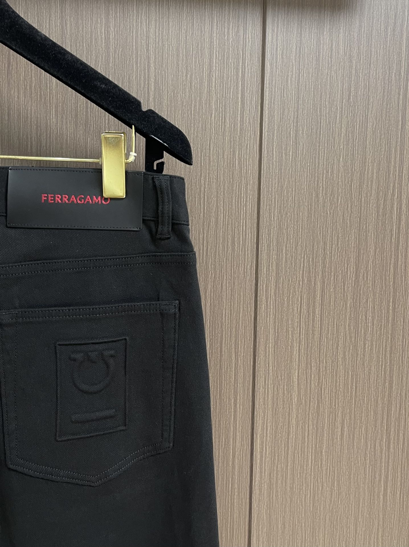 Ferragamo菲拉格慕，2025ss男士商务休闲牛仔裤，原版一比一定制面料，轻薄透气，辅料齐全，车工