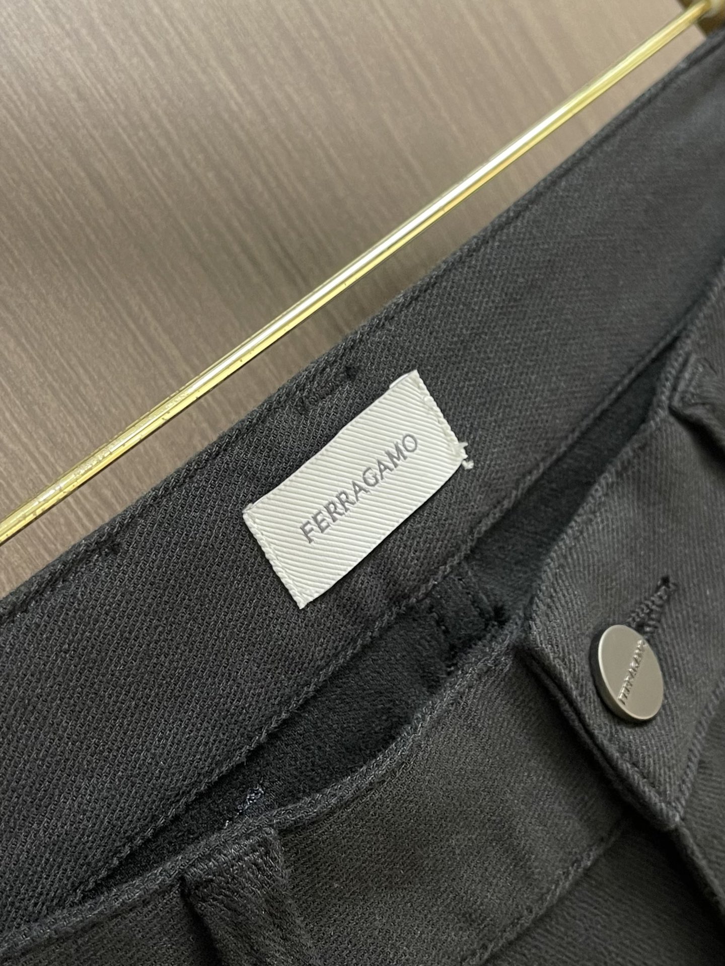 Ferragamo菲拉格慕，2025ss男士商务休闲牛仔裤，原版一比一定制面料，轻薄透气，辅料齐全，车工