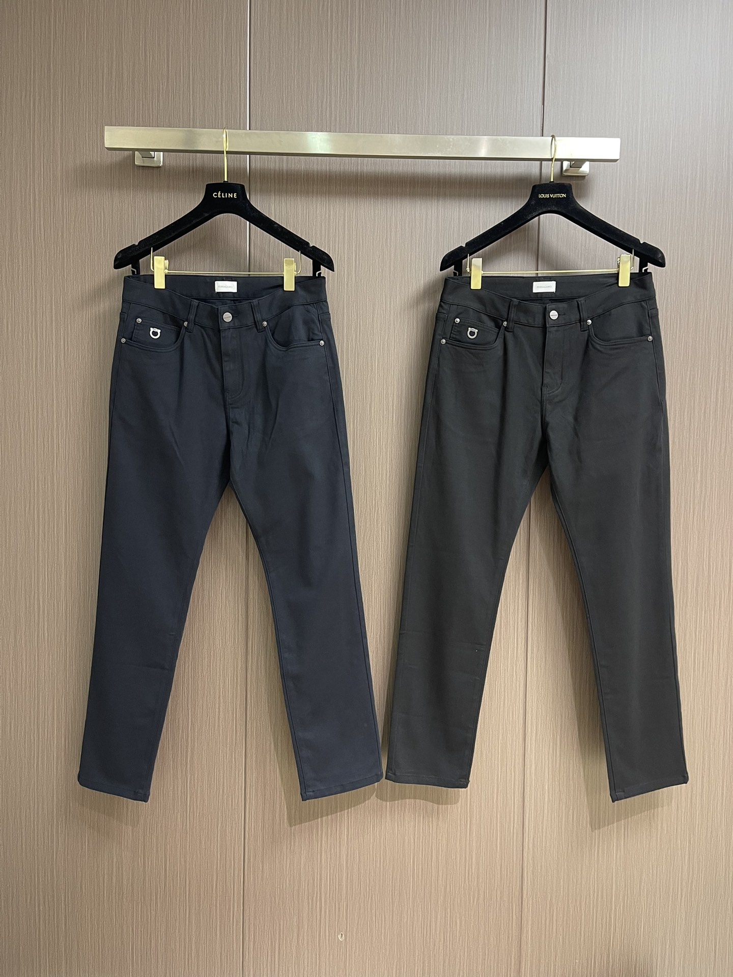 Ferragamo菲拉格慕，2025ss男士商务休闲牛仔裤，原版一比一定制面料，轻薄透气，辅料齐全，车工