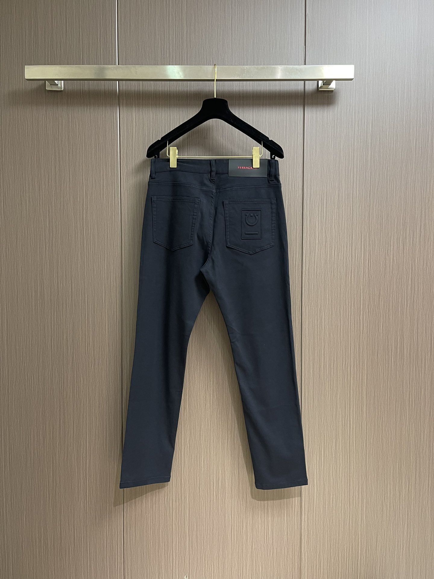 Ferragamo菲拉格慕，2025ss男士商务休闲牛仔裤，原版一比一定制面料，轻薄透气，辅料齐全，车工