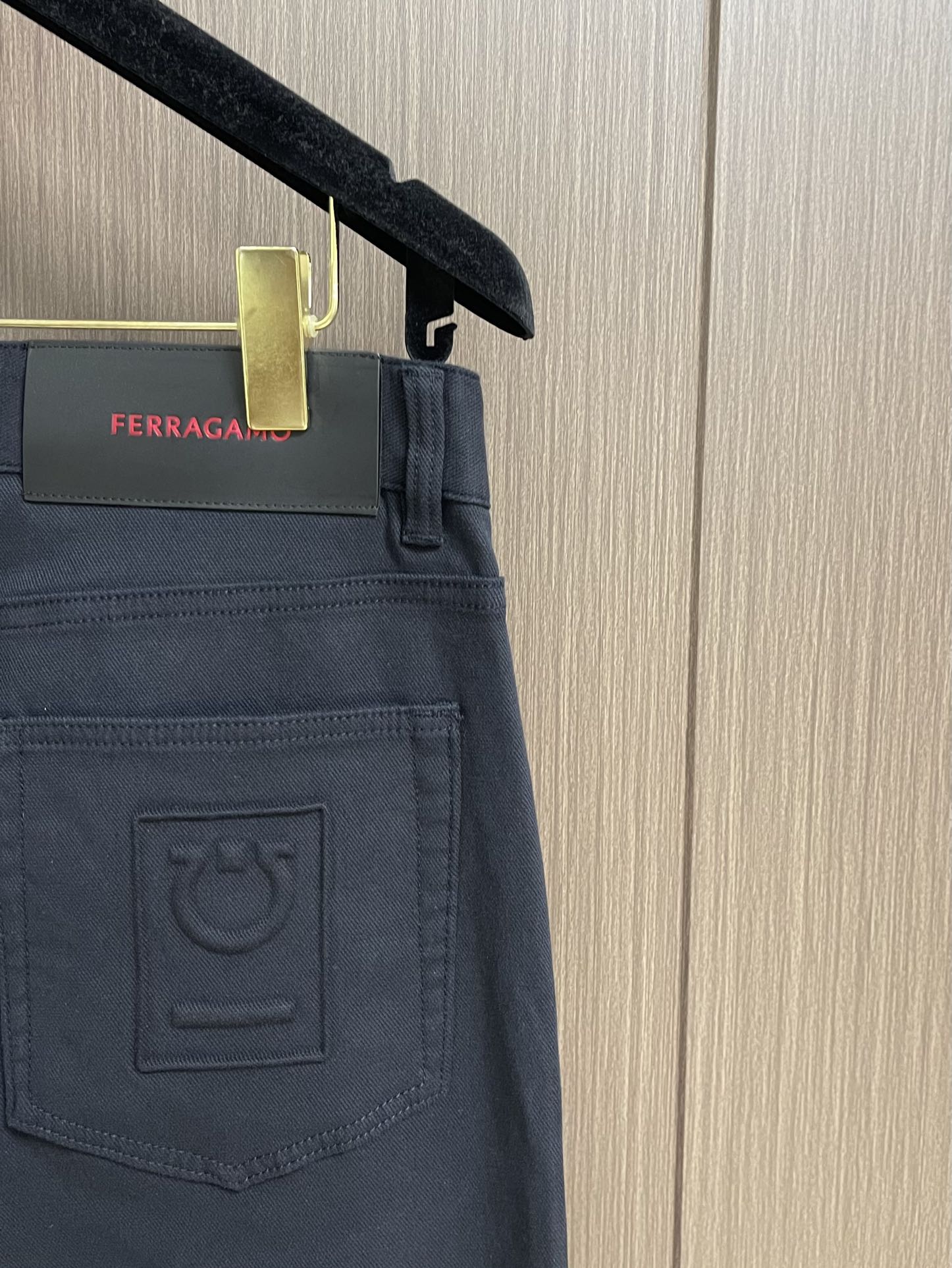 Ferragamo菲拉格慕，2025ss男士商务休闲牛仔裤，原版一比一定制面料，轻薄透气，辅料齐全，车工