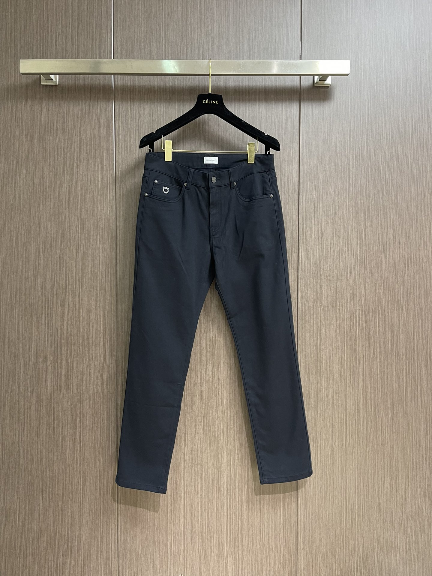 NO:523706,Ferragamo, 2025ss men's business casual jeans, original one-to-one-size custom fabric, light and breathable, complete auxiliary materials, neat wiring, three-dimensional tailoring, super positive style. Size 30-38, 35, no 37,, ferragamo, ferragamo, jeans, alexander wang19860909Ferragamo菲拉格慕,2025ss男士商务休闲牛仔裤,原版一比一定制面料,轻薄透气,辅料齐全,车工走线工整,立体剪裁,版型超正 .尺码30-38 有35 无37,,ferragamo,ferragamo,jeans,alexander wang,Men's clothing