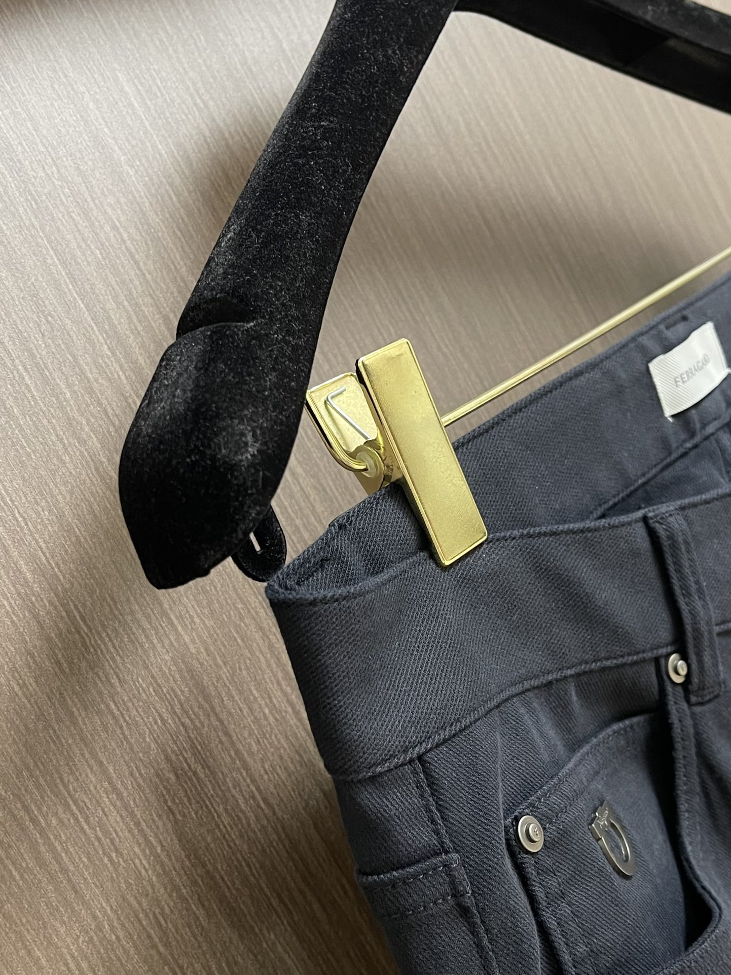 Ferragamo菲拉格慕，2025ss男士商务休闲牛仔裤，原版一比一定制面料，轻薄透气，辅料齐全，车工
