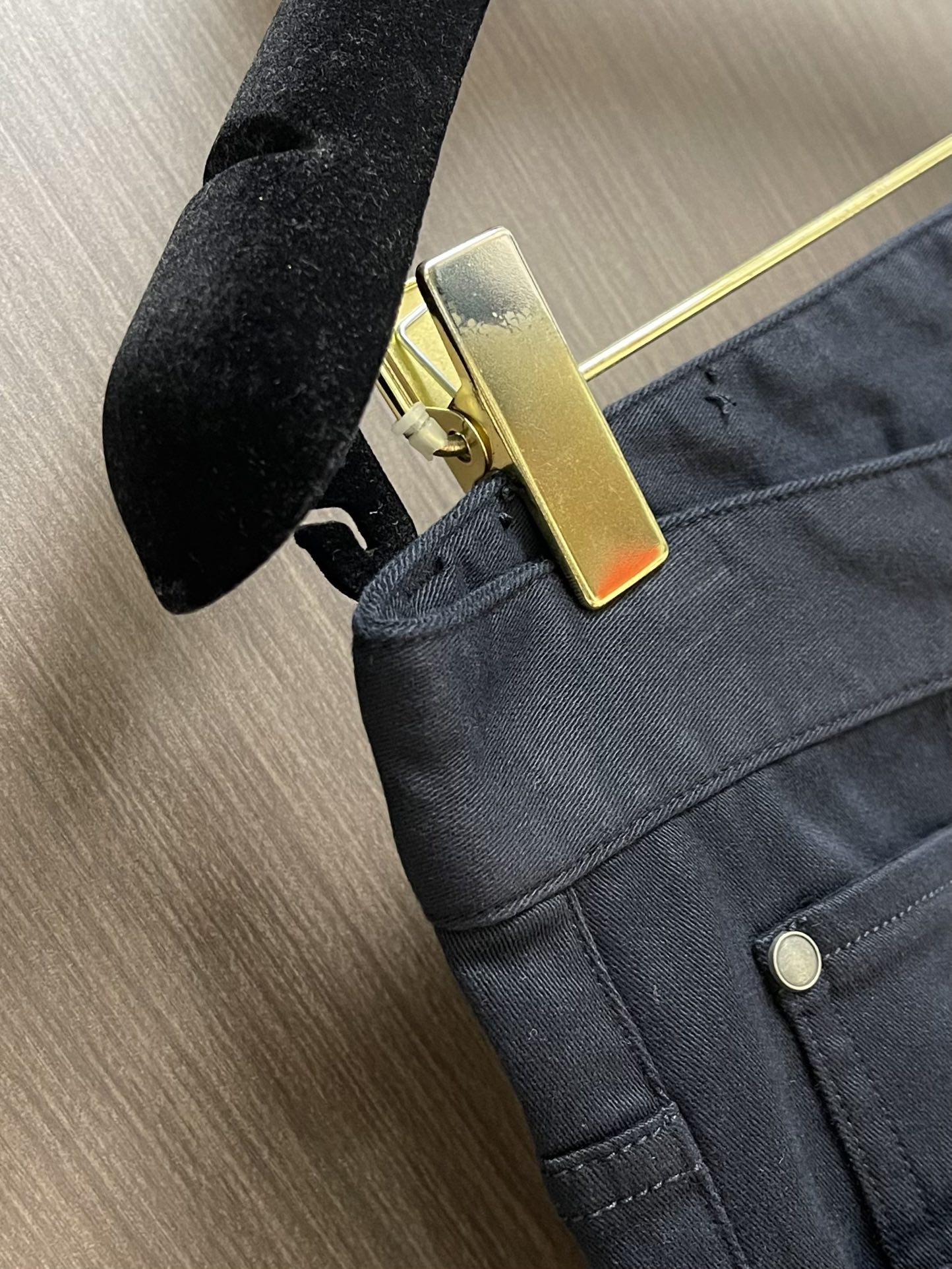 Ermenegildo Zegna 杰尼亚早秋新品休闲裤，休闲裤作为随时随地男人都能穿搭的时尚单品，简洁