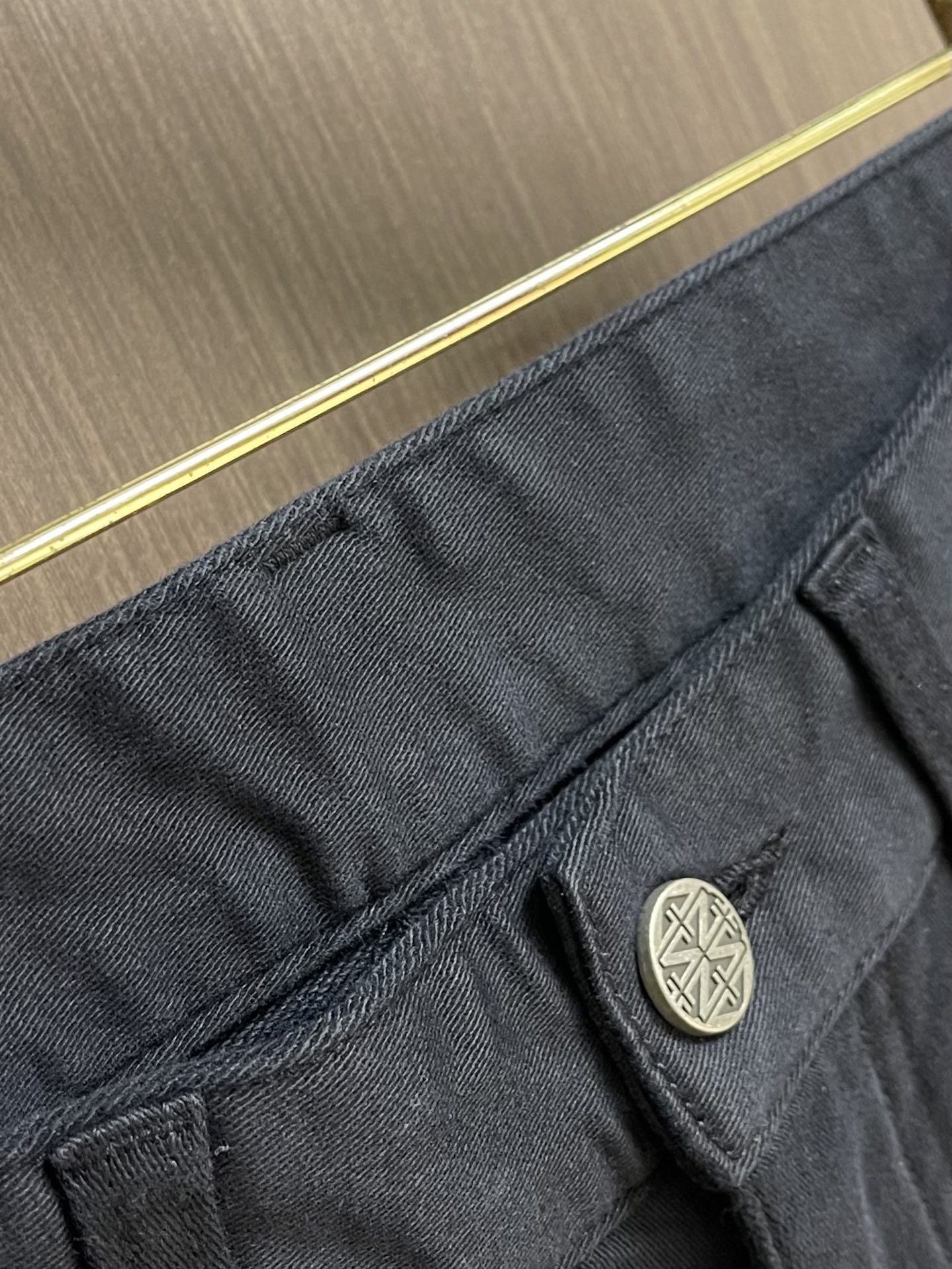 Ermenegildo Zegna 杰尼亚早秋新品休闲裤，休闲裤作为随时随地男人都能穿搭的时尚单品，简洁