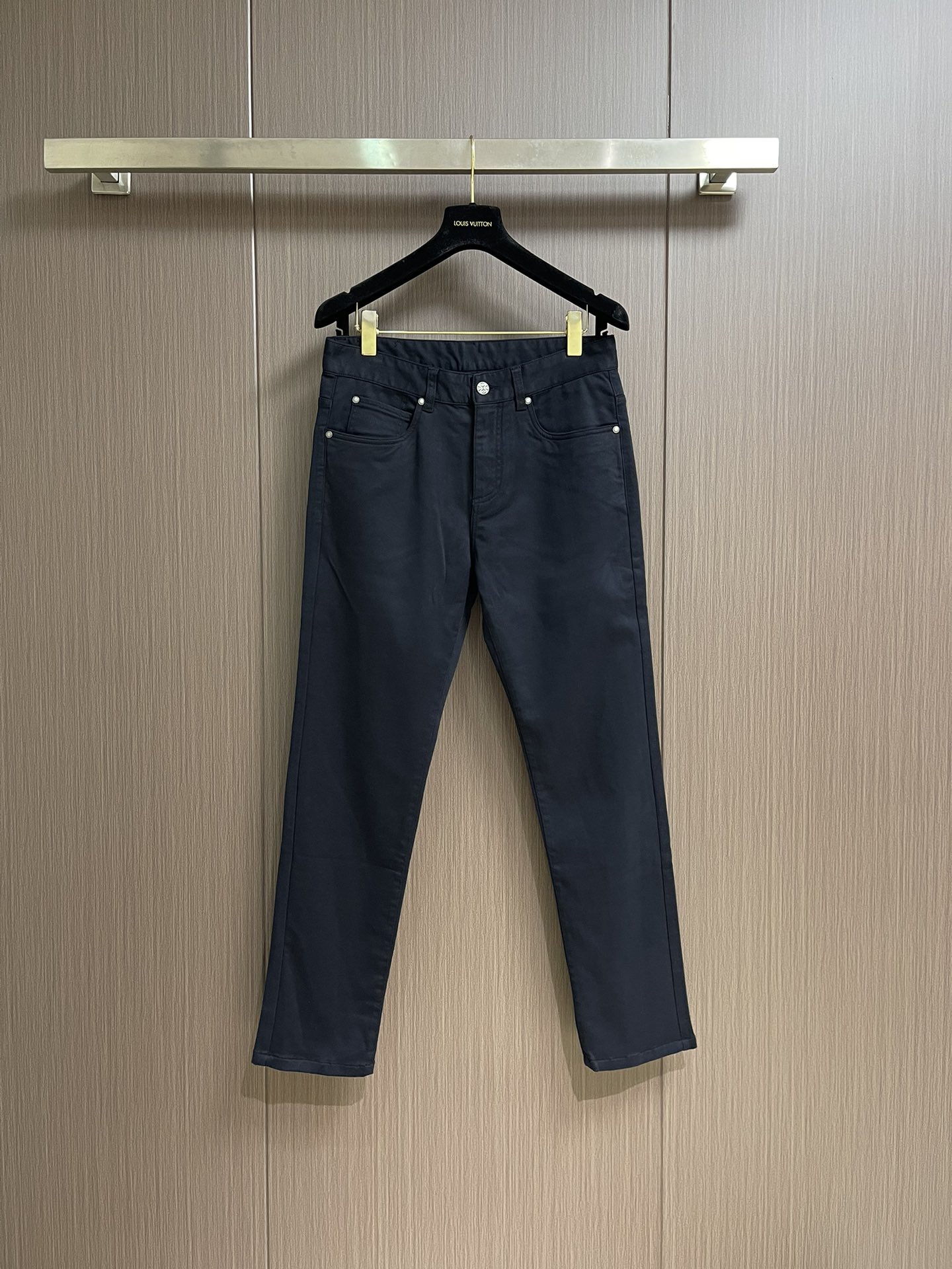 Ermenegildo Zegna 杰尼亚早秋新品休闲裤，休闲裤作为随时随地男人都能穿搭的时尚单品，简洁