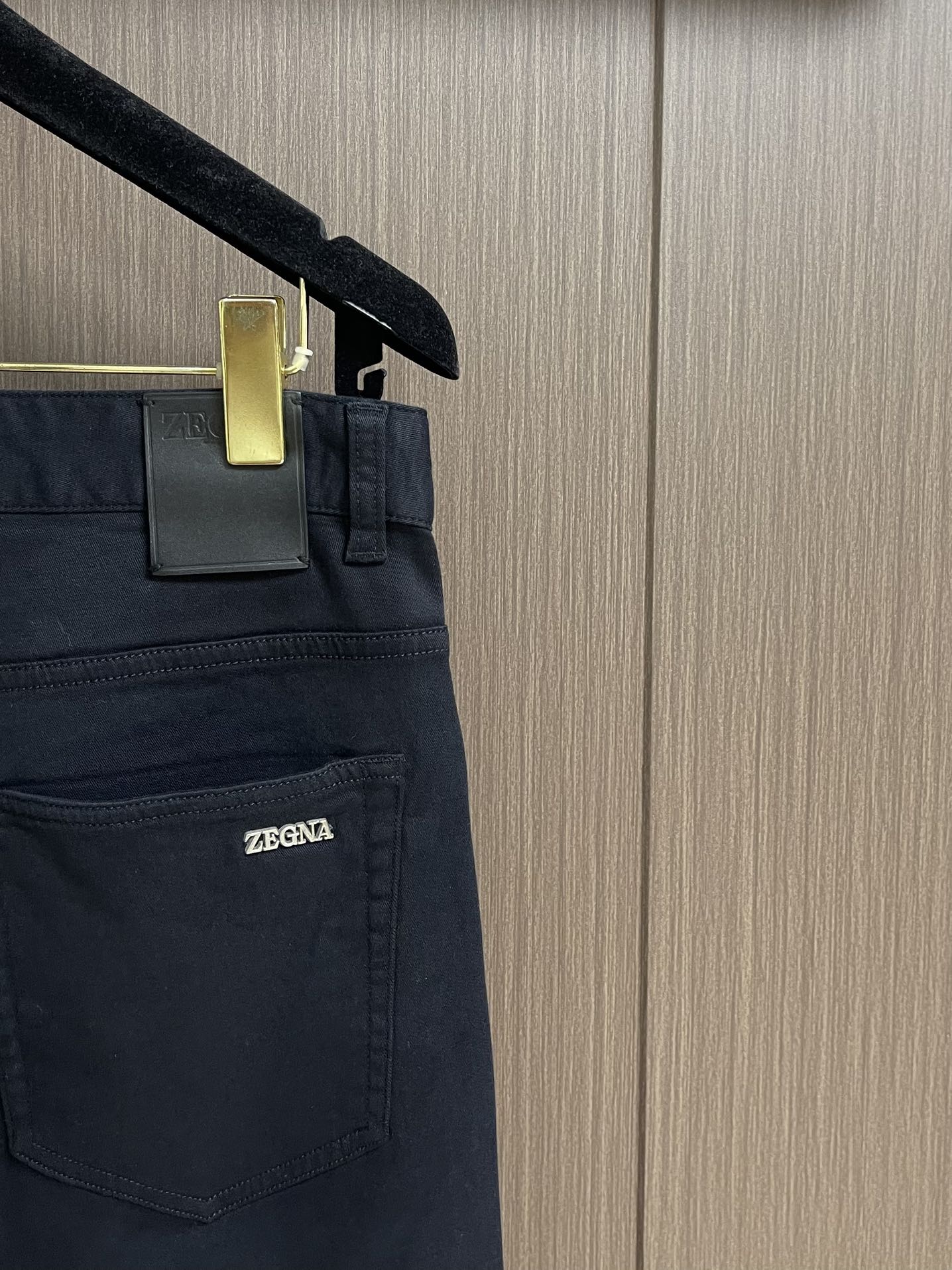 Ermenegildo Zegna 杰尼亚早秋新品休闲裤，休闲裤作为随时随地男人都能穿搭的时尚单品，简洁
