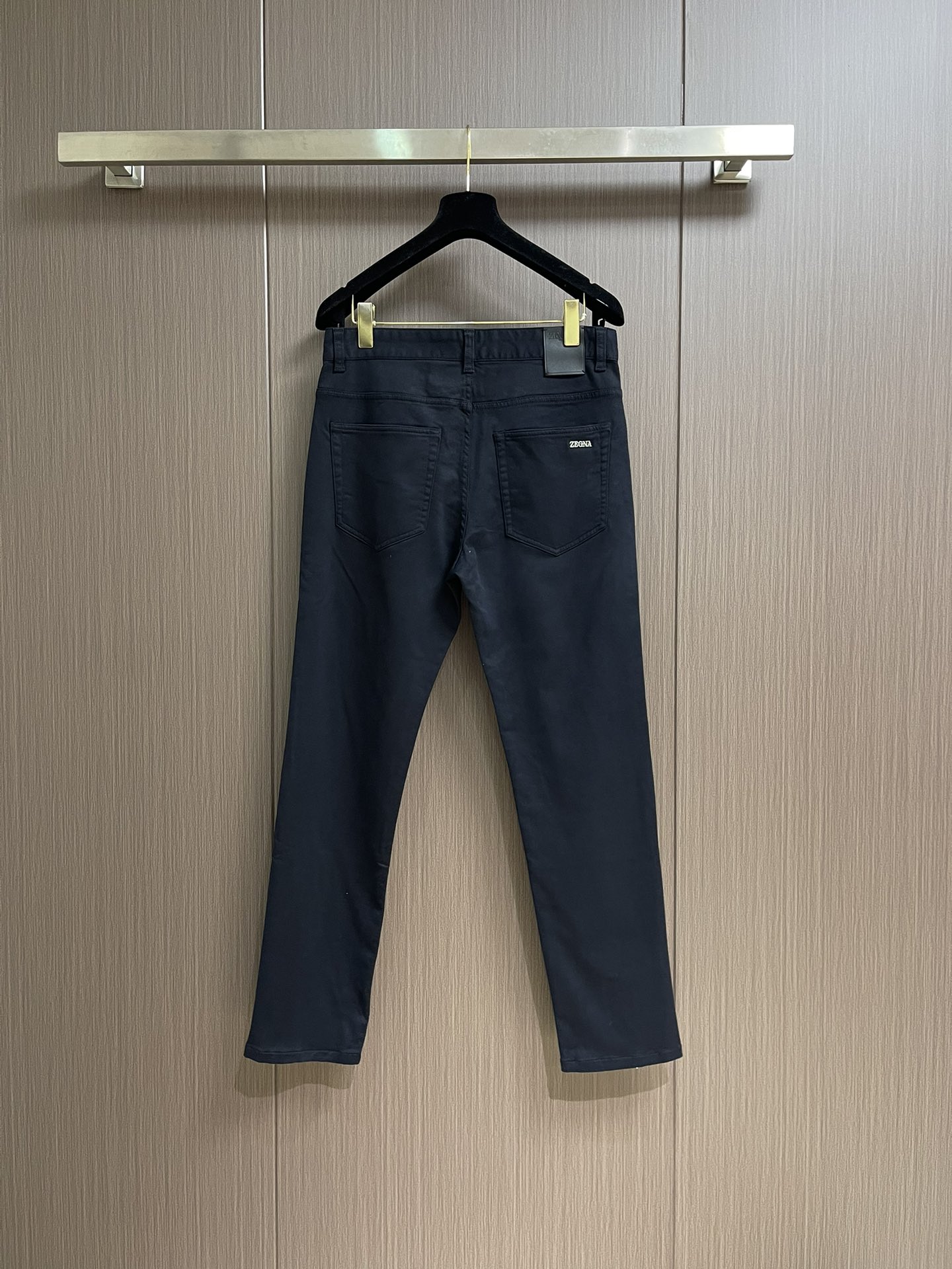 Ermenegildo Zegna 杰尼亚早秋新品休闲裤，休闲裤作为随时随地男人都能穿搭的时尚单品，简洁