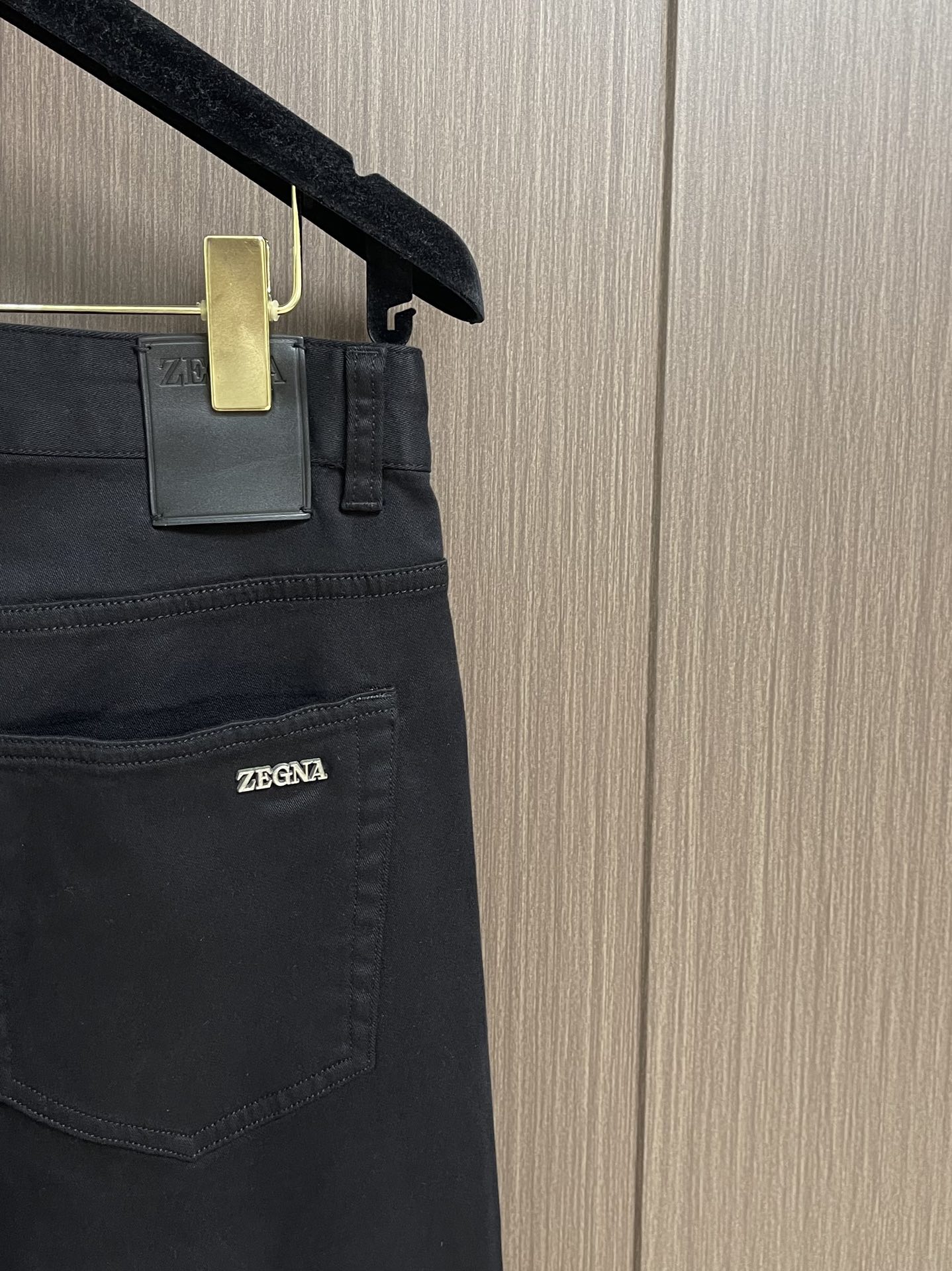 Ermenegildo Zegna 杰尼亚早秋新品休闲裤，休闲裤作为随时随地男人都能穿搭的时尚单品，简洁