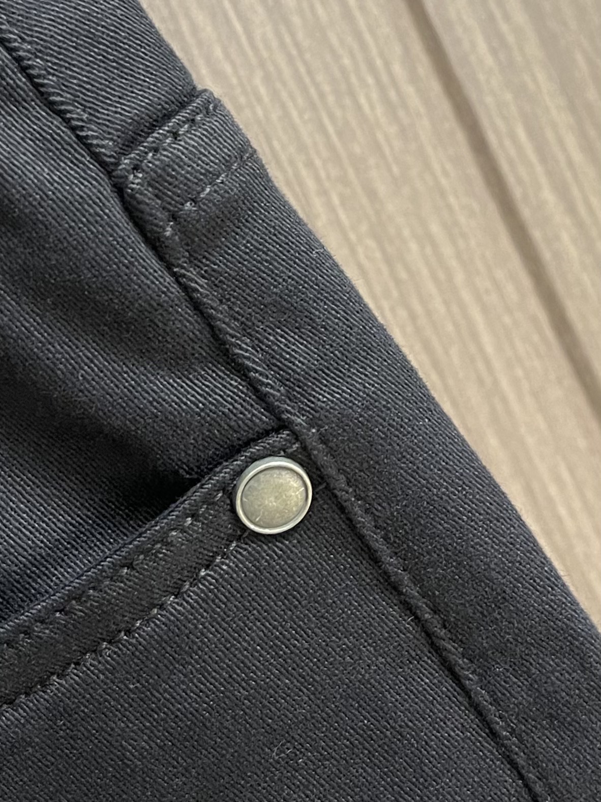 Ermenegildo Zegna 杰尼亚早秋新品休闲裤，休闲裤作为随时随地男人都能穿搭的时尚单品，简洁